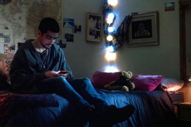 Omar Ayuso telefunde mobil instagram