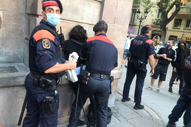 manifestacio anticapitalista gracia coronavirus detinguda - guillem ramos