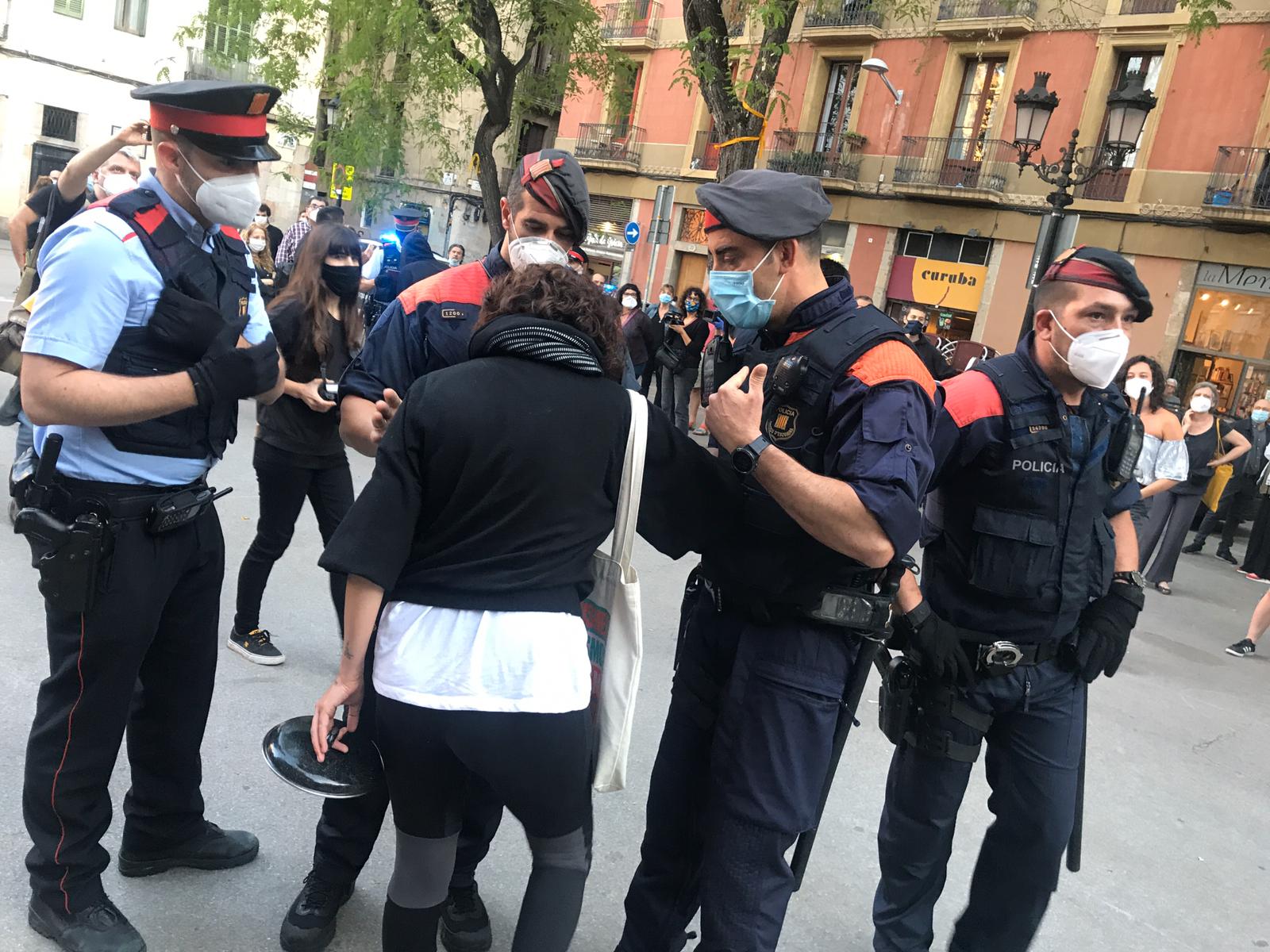 Vídeo | Tensión entre Mossos y manifestantes en una protesta en Barcelona