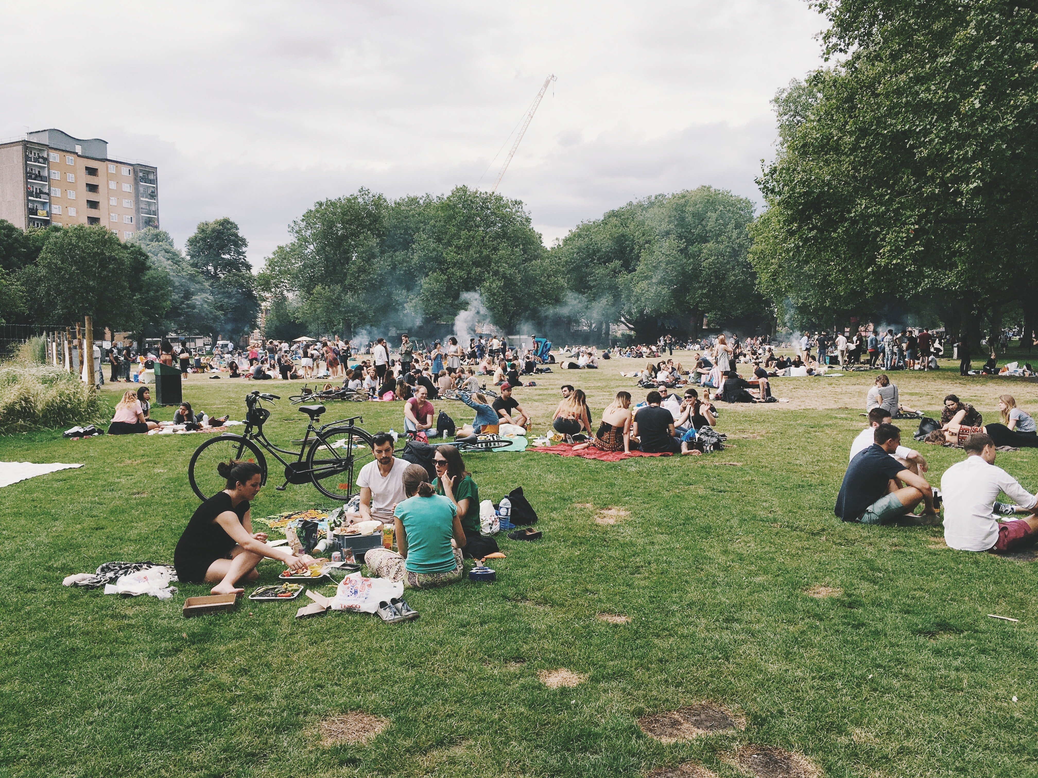 La medida para sentarse en los parques: círculos y distancia de seguridad