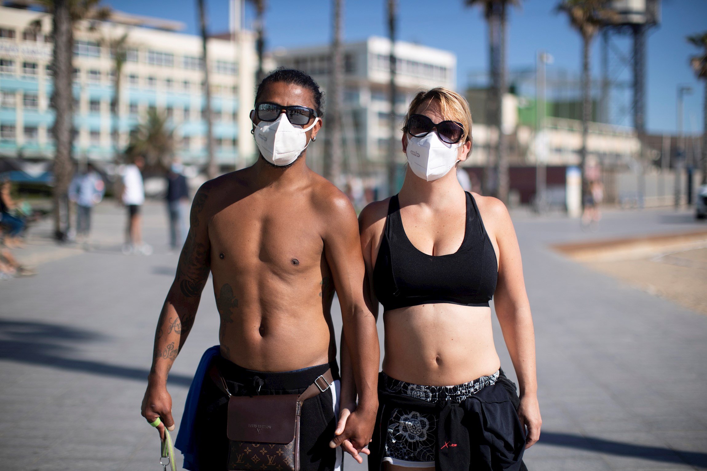 Alud de barceloneses en la playa, aunque no se permite tomar el sol