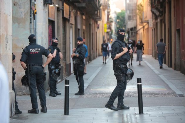 ELNACIONAL mossos plaça de la vila coronavirus - sergi alcazar