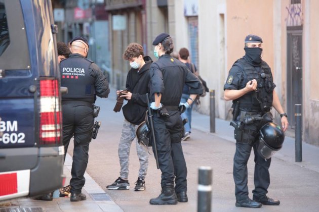 ELNACIONAL mossos plaça de la vila coronavirus - sergi alcazar