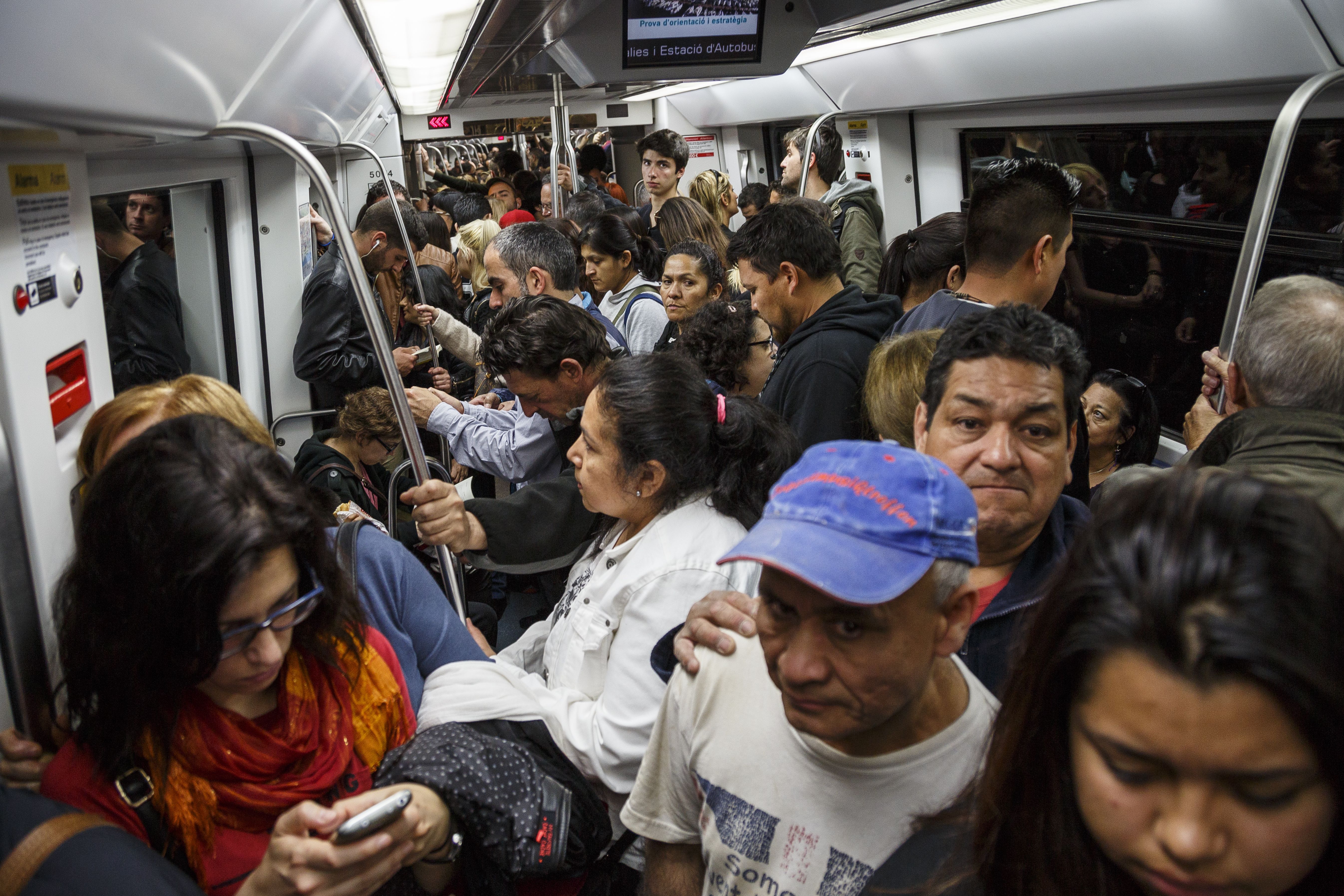 Aglomeracions al metro a la primera aturada per la vaga