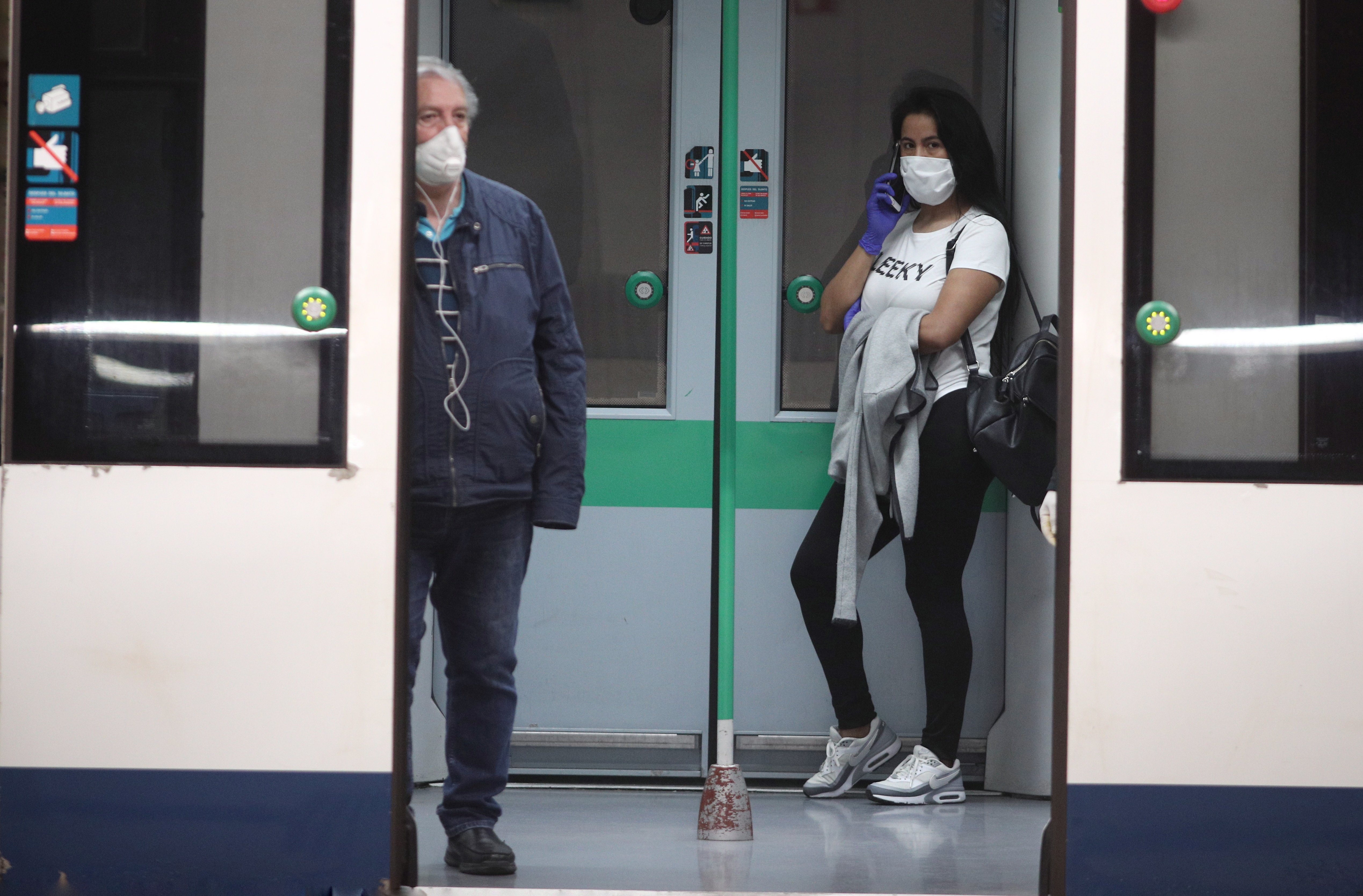 ¿Cuándo hay que llevar mascarilla en el coche, el bus o el tren?