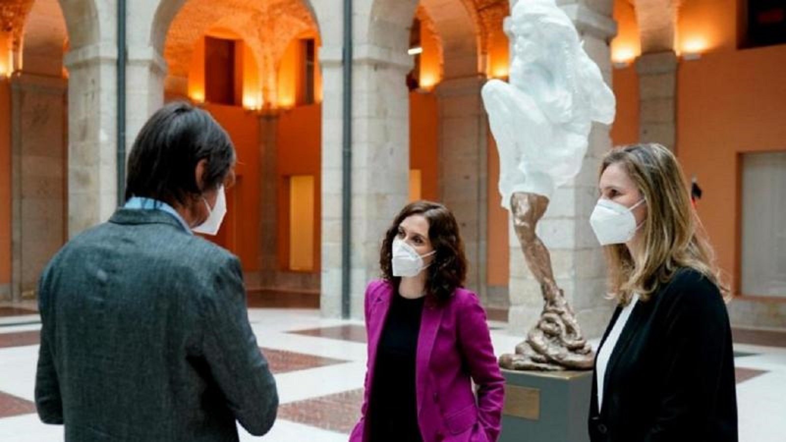 Ayuso homenatja les víctimes del coronavirus amb una escultura reaprofitada