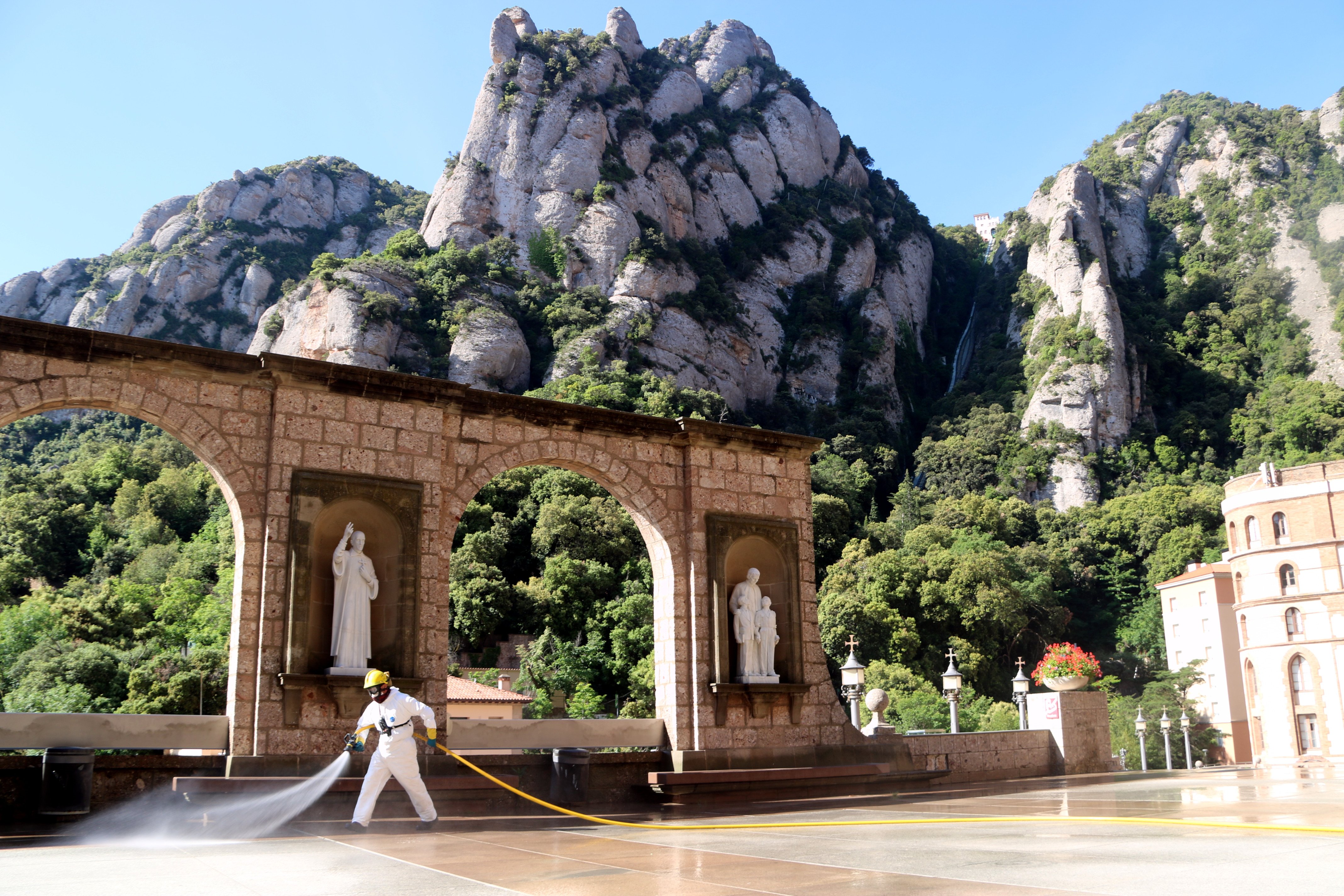 Montserrat reobre les seves portes per Sant Joan amb la meitat de l'aforament