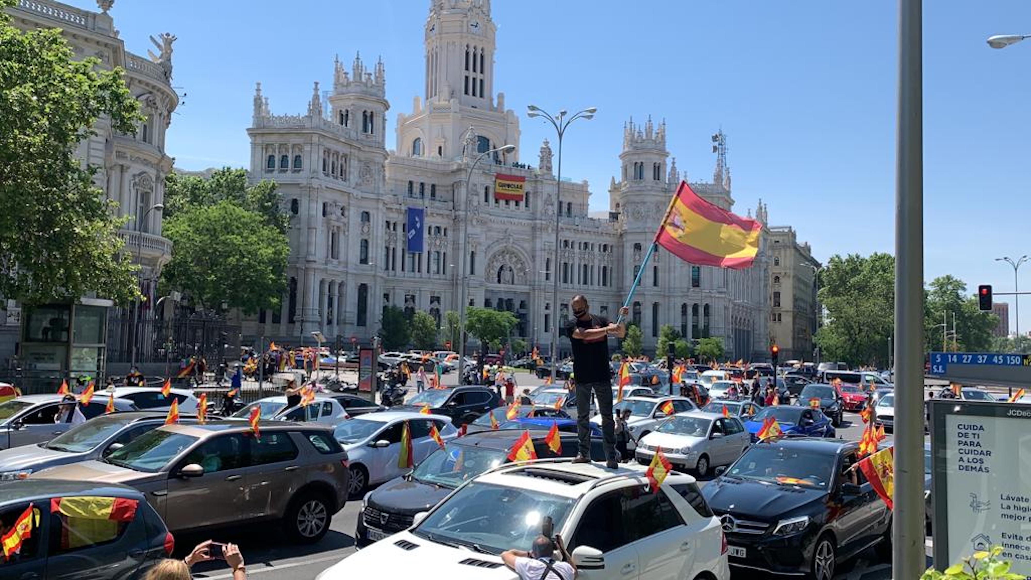 VÍDEOS | La manifestació de Vox col·lapsa Madrid amb centenars de cotxes