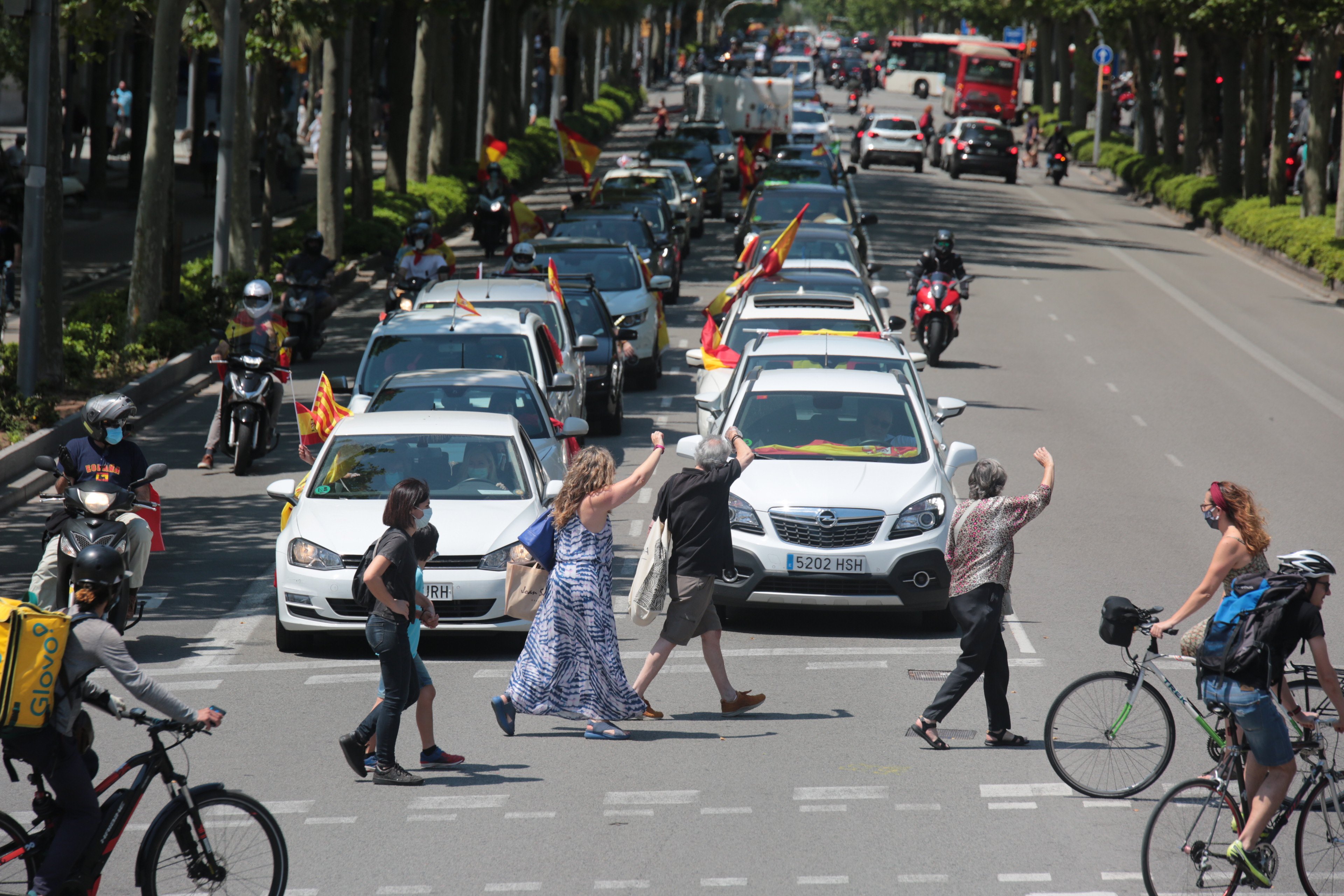 VÍDEO | Marxes militars i cotxes cars: Vox protesta contra Sánchez a la Diagonal