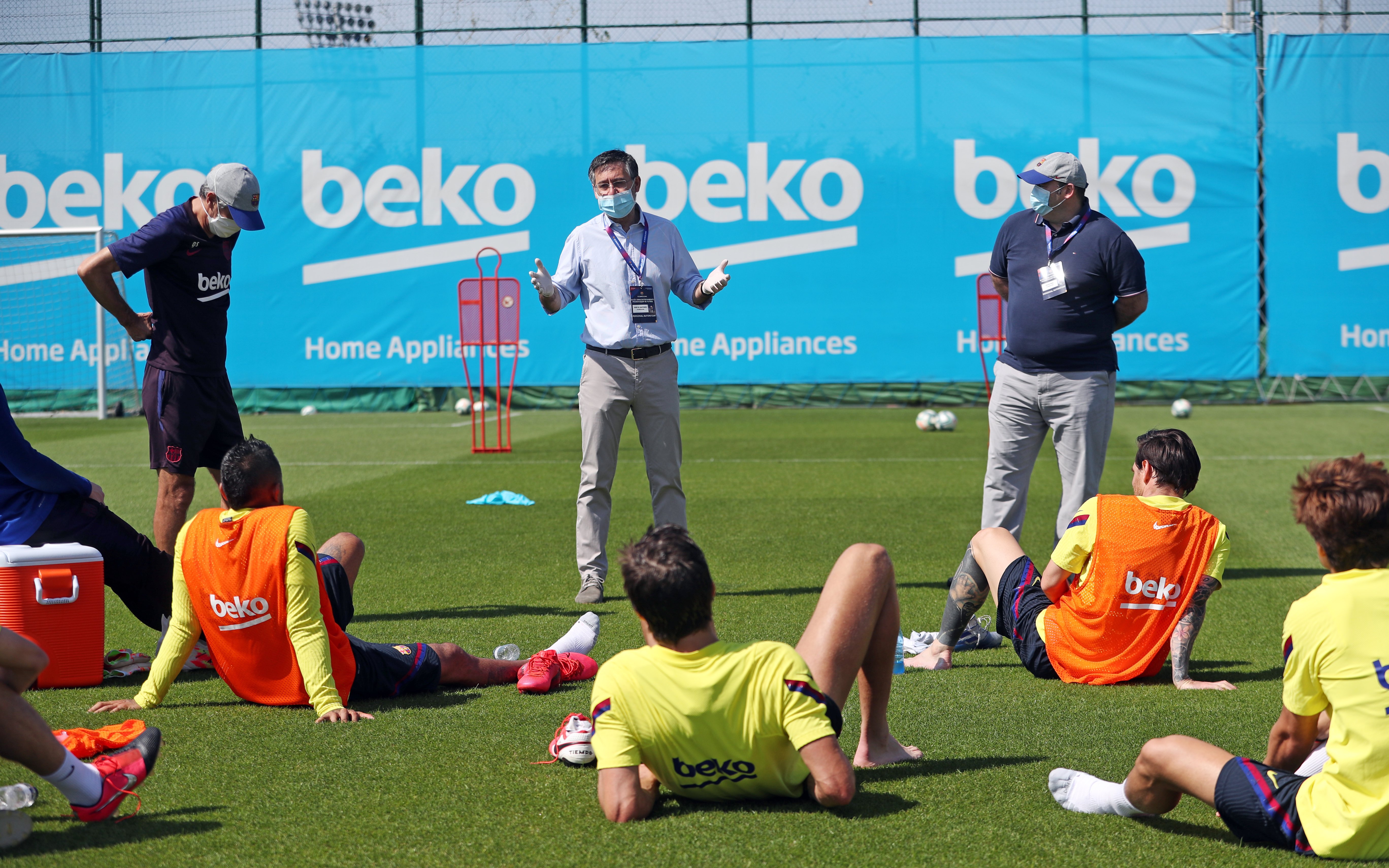 Bartomeu pide a los jugadores del Barça una nueva rebaja de sueldo