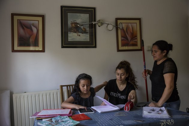 coronavirus vulnerables crisi Mayra filles deures tablet nens casa confinament - Sergi Alcazar