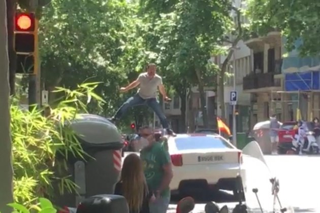 home manifestacio vox sobre cotxe - captura video guillem camos