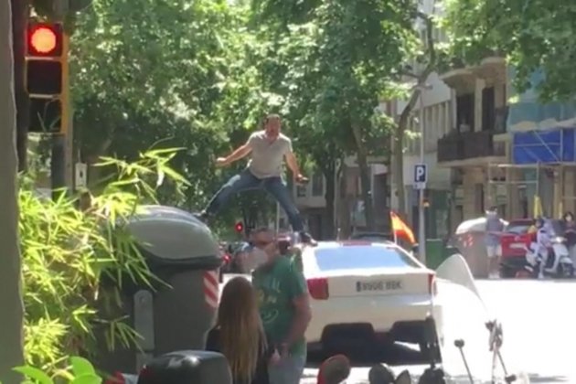 hombre manifestacio vox sobre coche - captura video guillamos camos