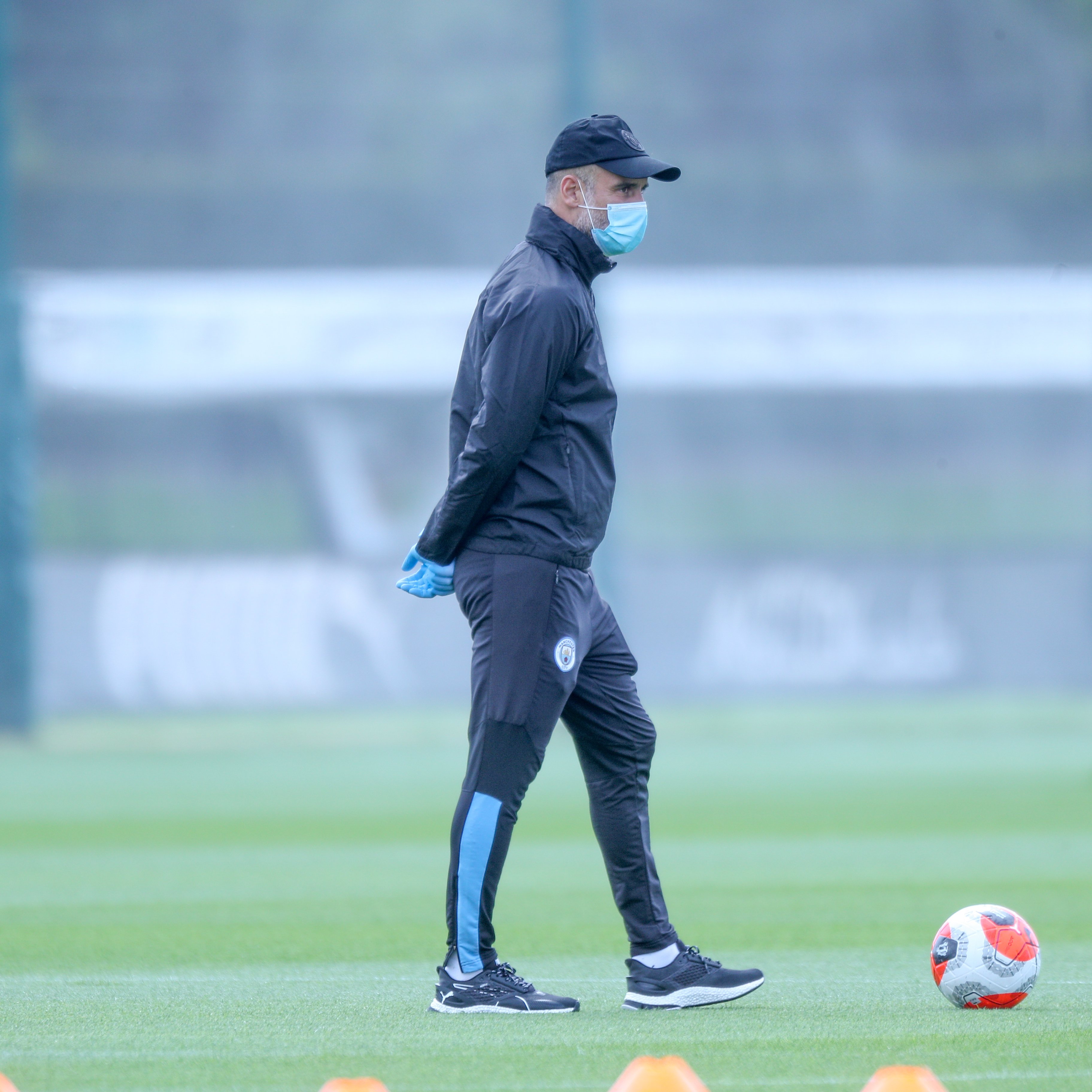 Pep Guardiola Manchester City mascarilla entrenamiento @ManCity