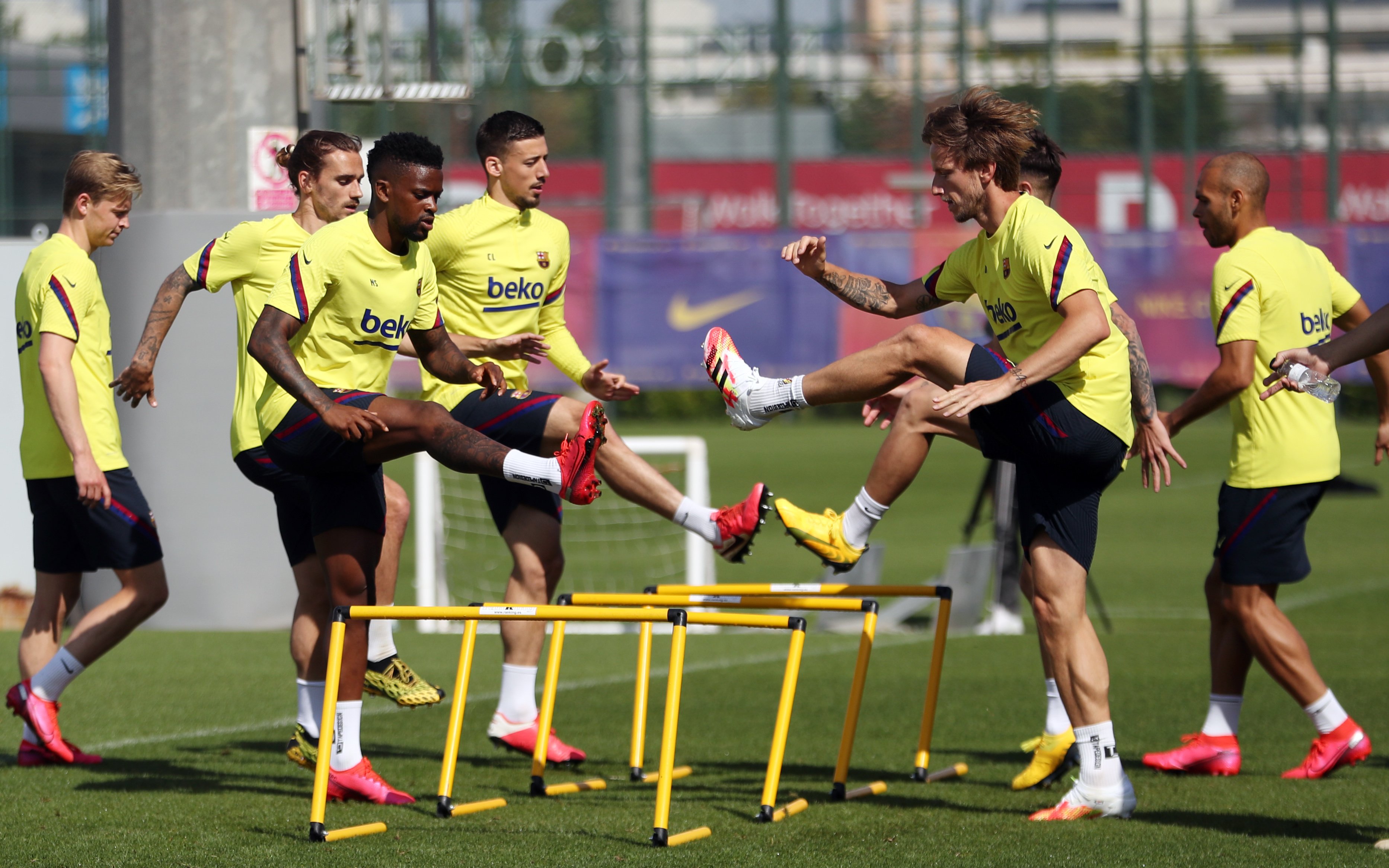 Игры физически футбол. Тренировка футболистов Барселоны упражнения. Футболисты Барселоны на тренировке. Тренировкафудболистов. Футболисты тренируются.