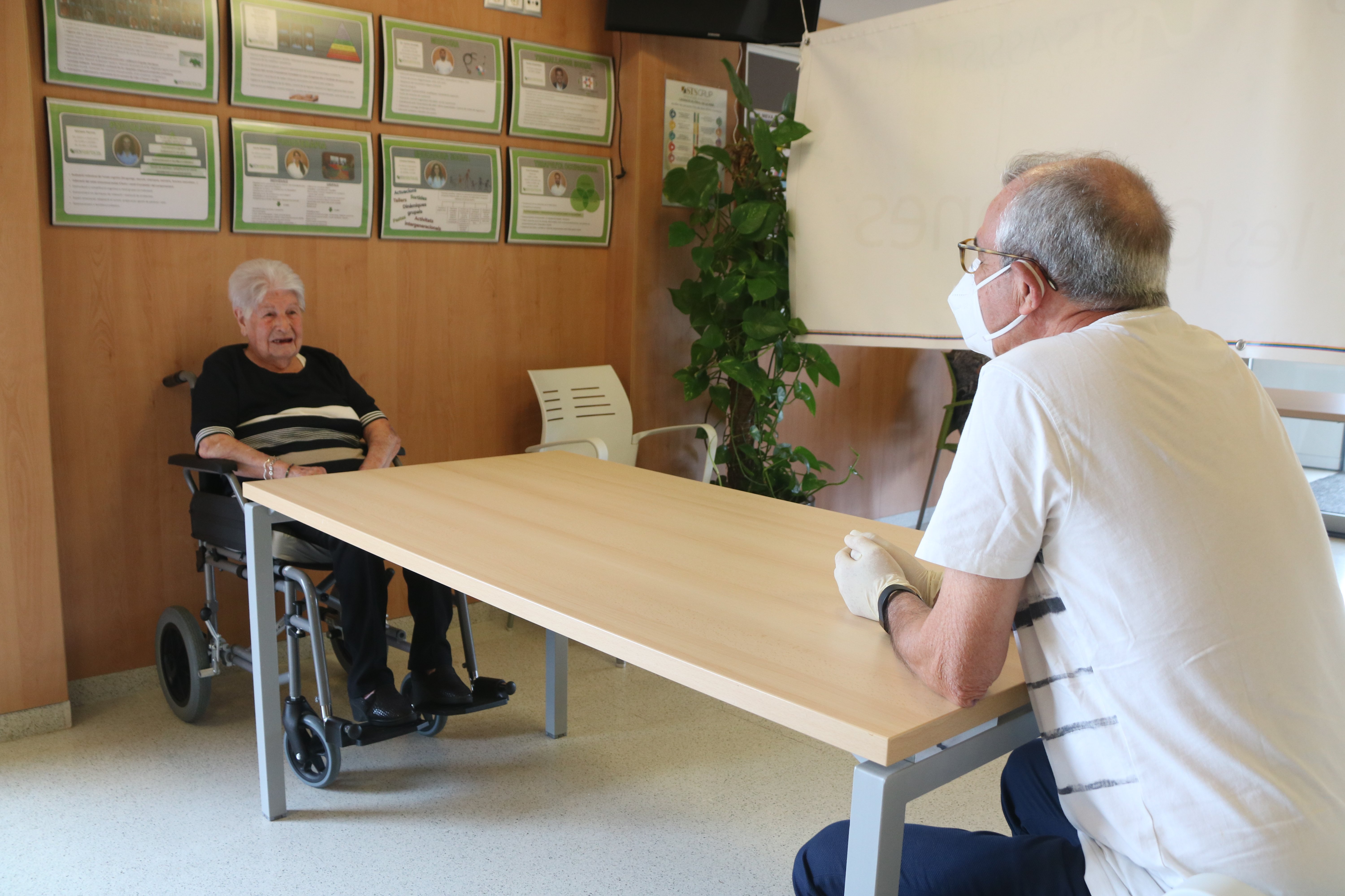 Primer dia de visites a les residències en fase 2 després de més de dos mesos