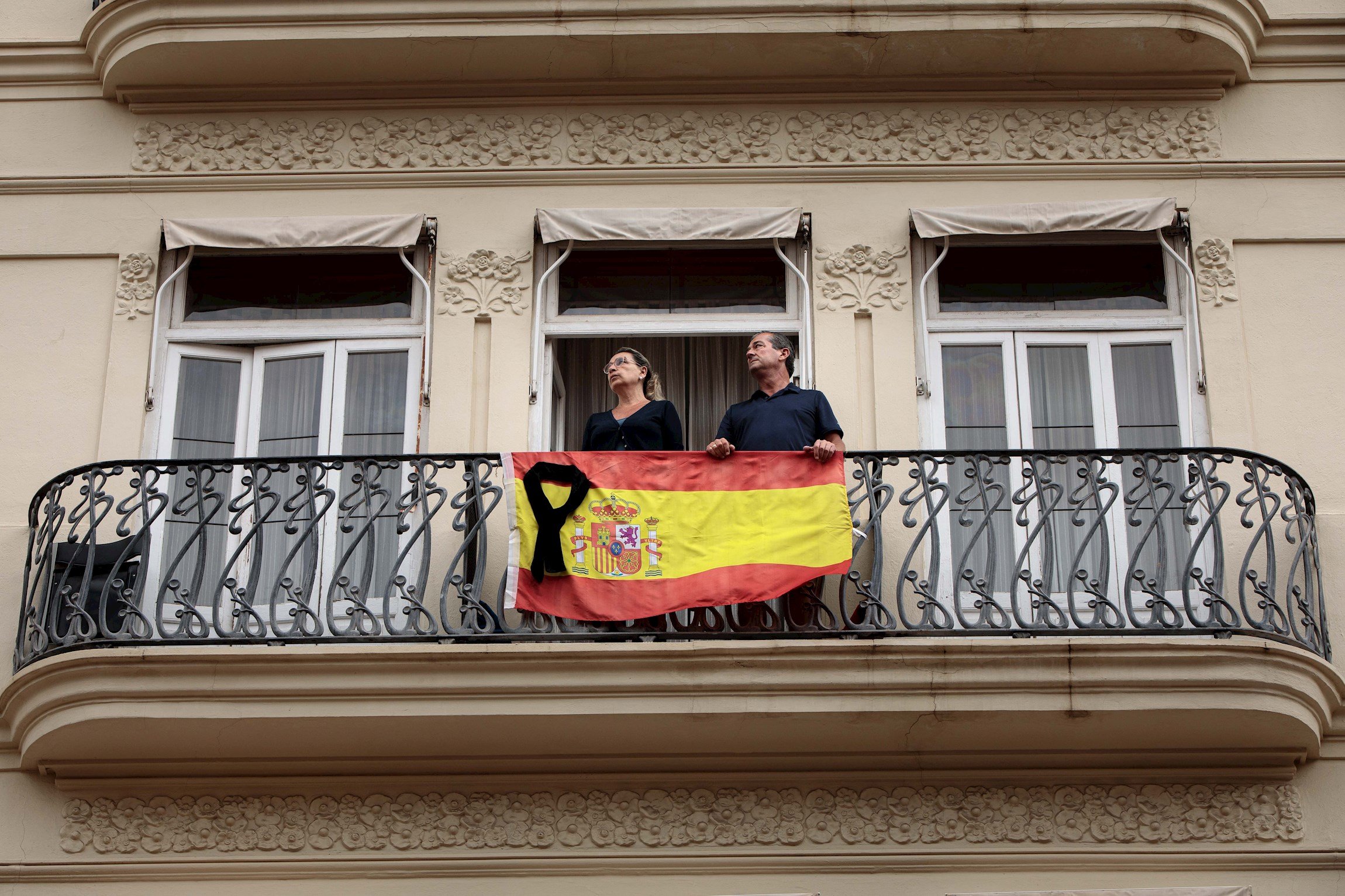 La Moncloa prohibeix col·locar crespons negres a les banderes a mig pal
