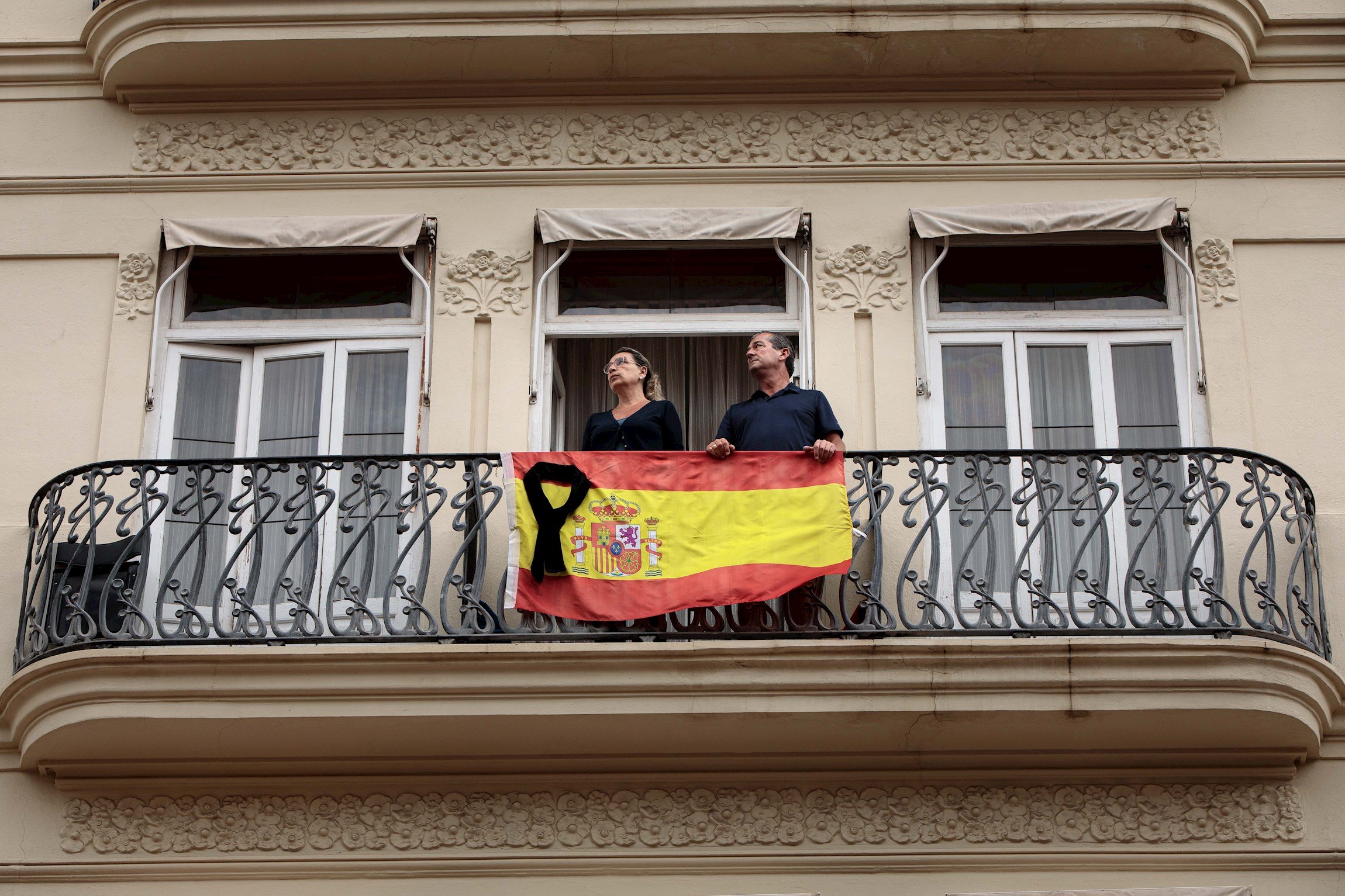 La Moncloa prohíbe colocar crespones negros en las banderas a media asta