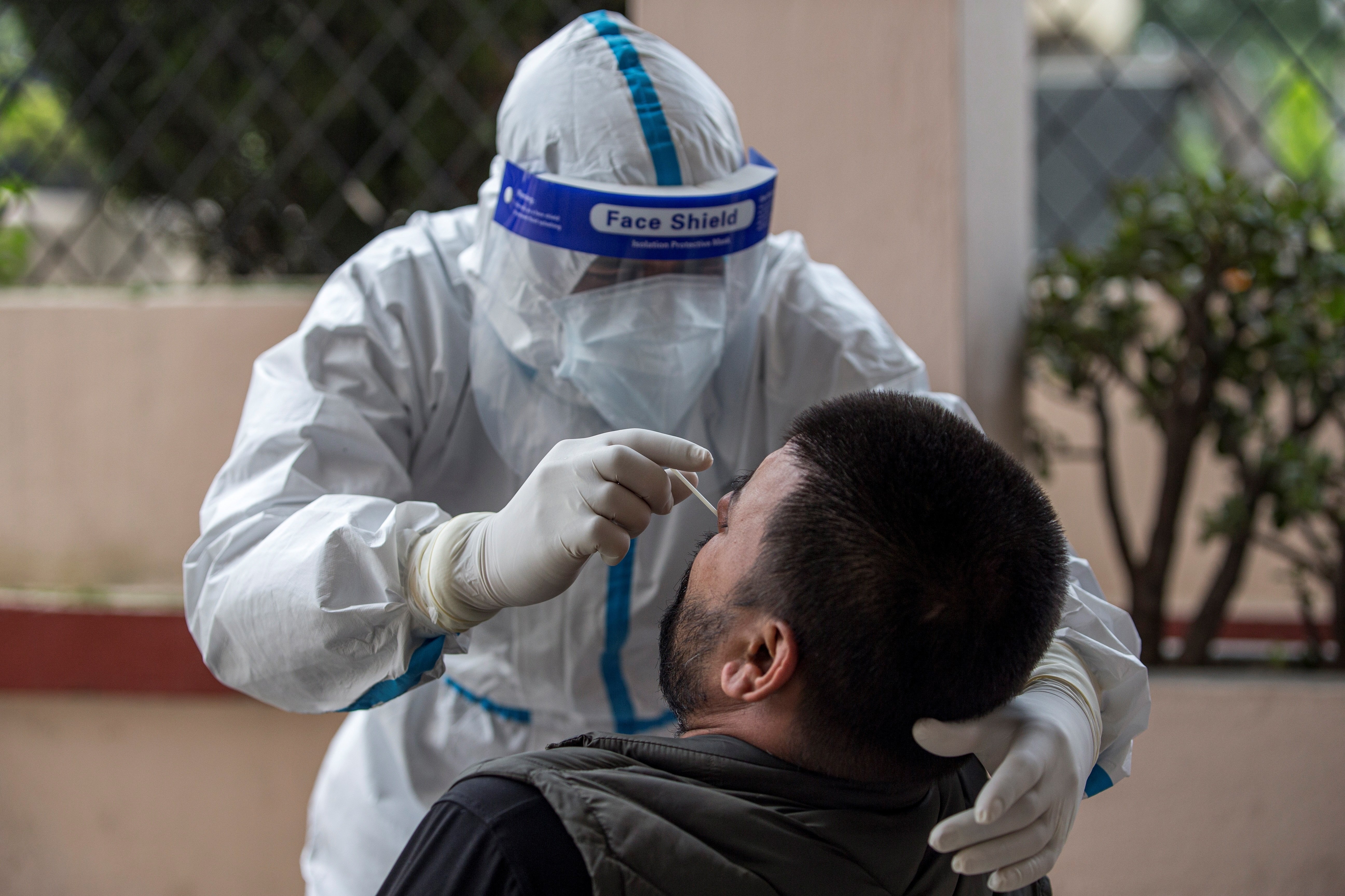 Sanitat demana a Catalunya augmentar la capacitat de fer PCR