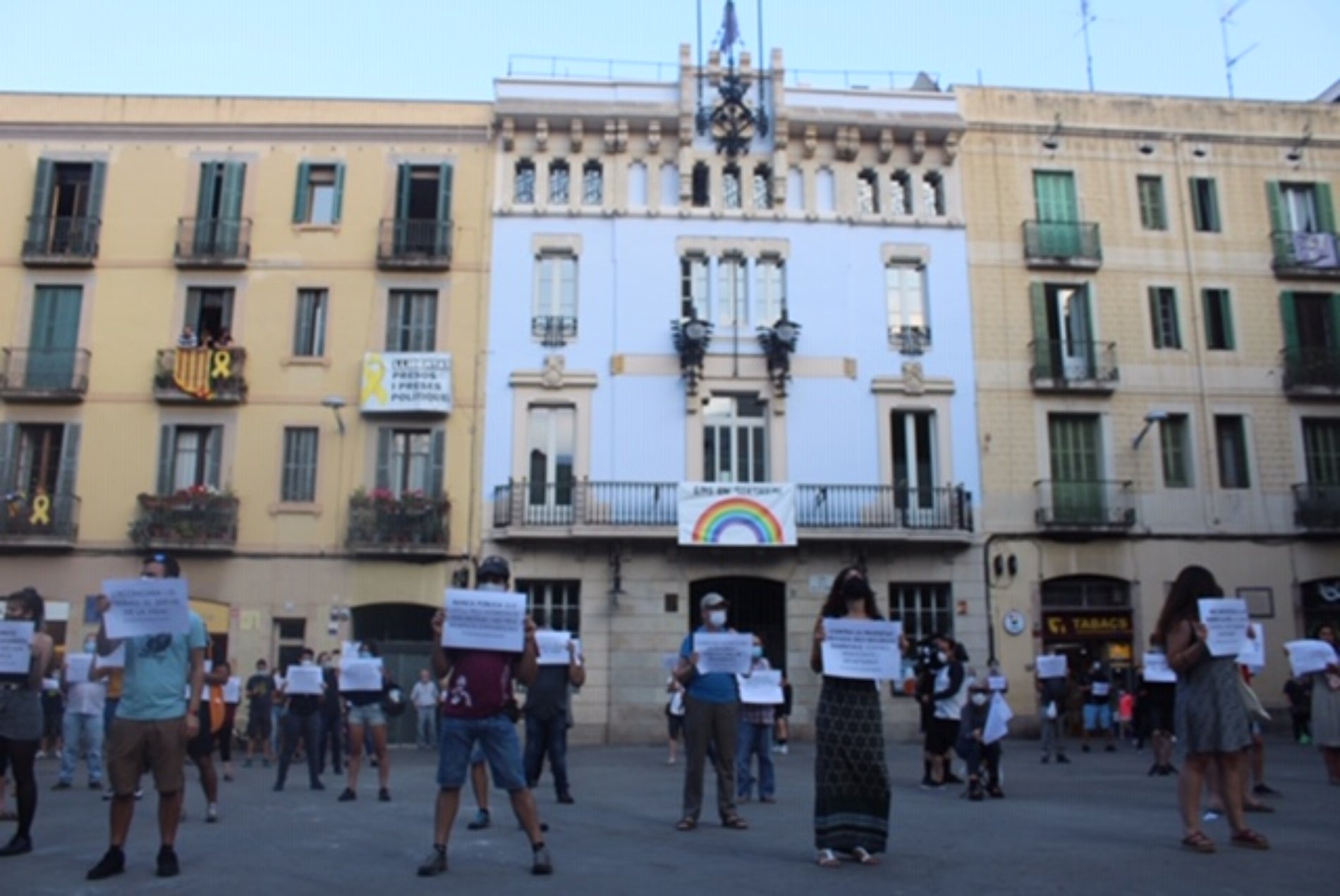 CDR and CUP protesters around Catalonia call to "put life before capital"