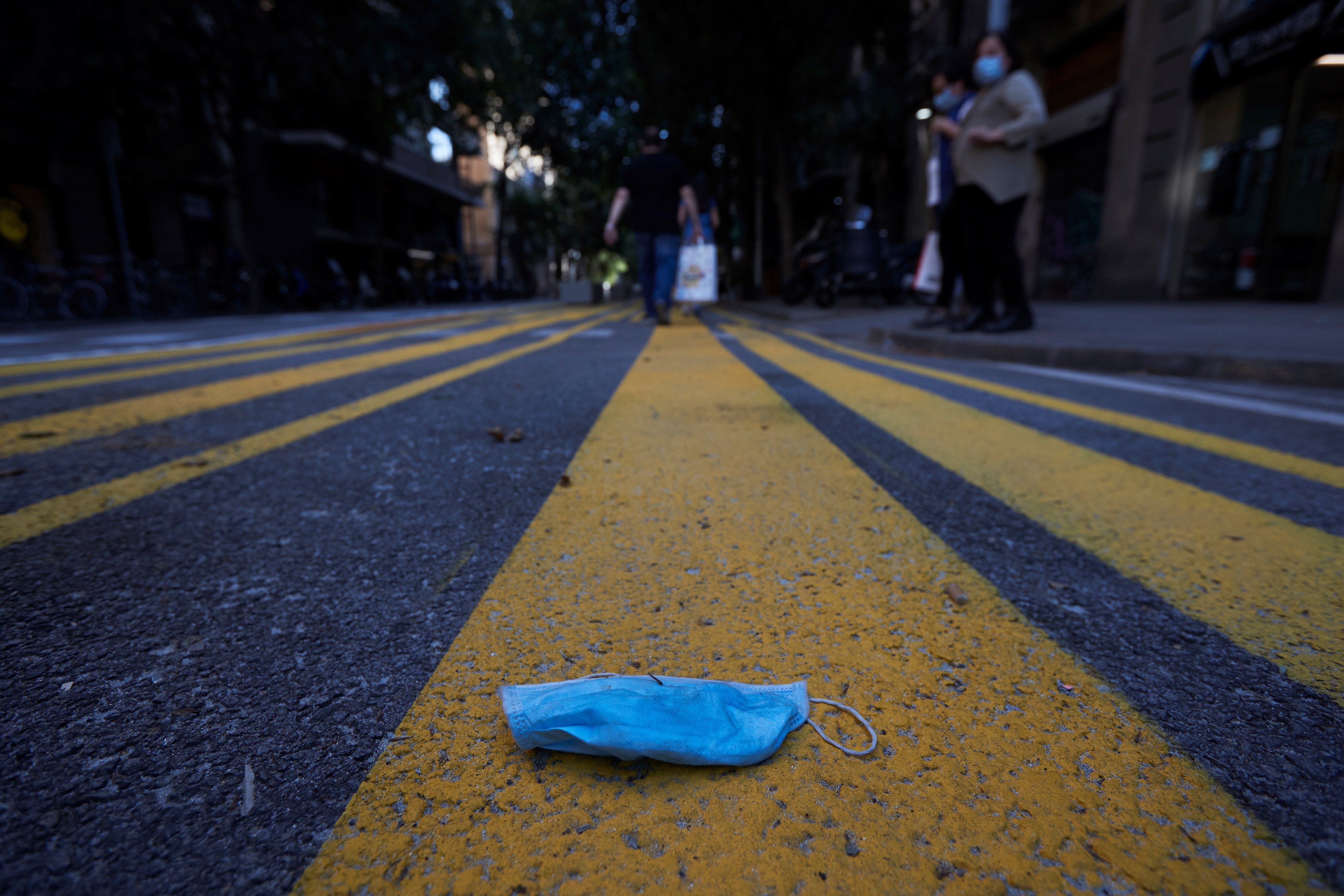 ¿En qué contenedor van los guantes y las mascarillas usadas?