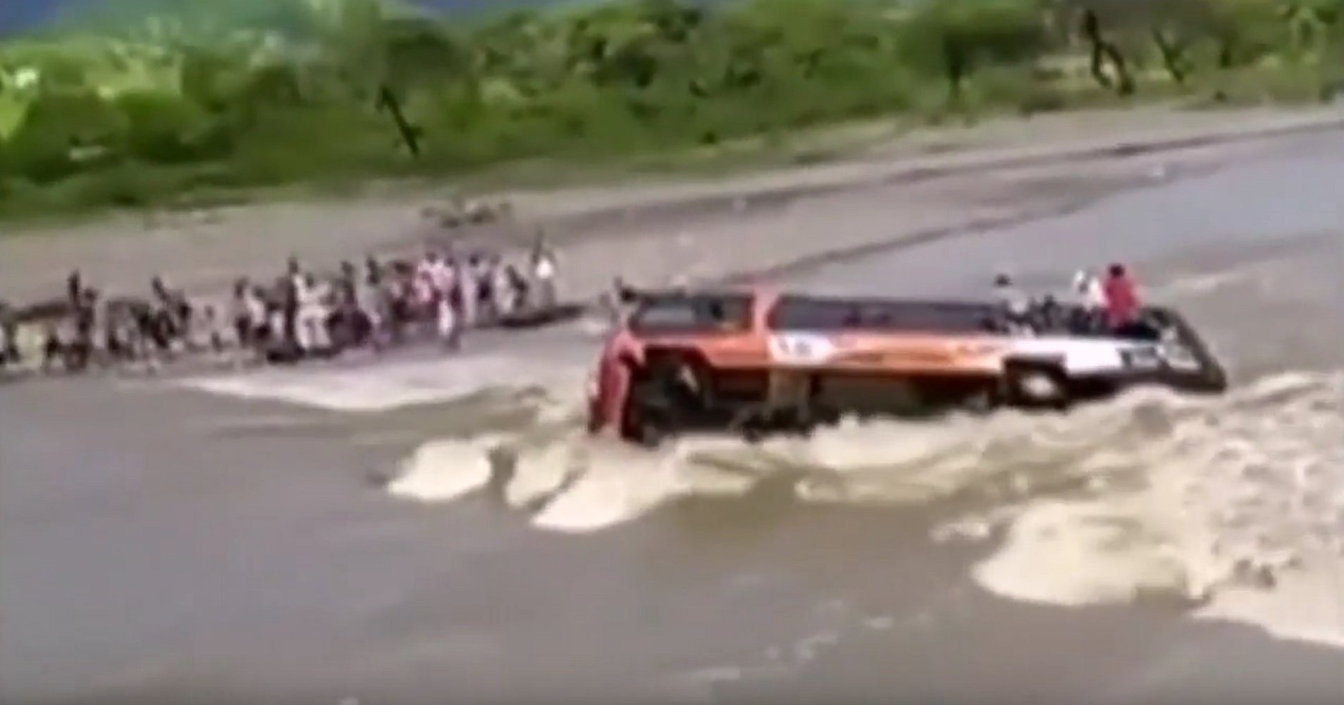 Video: Salvan a los pasajeros de un autobús antes de que se lo trague el agua