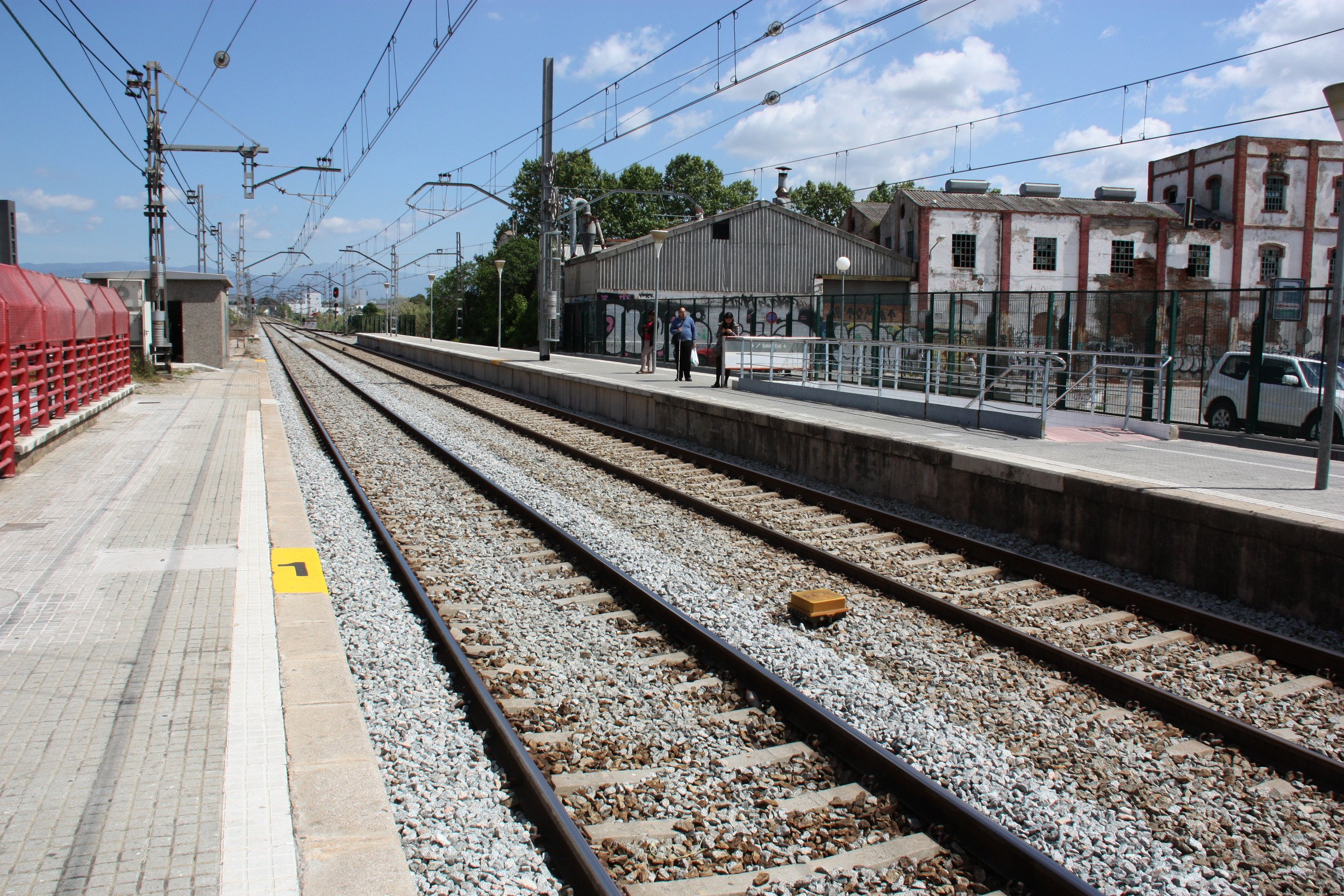 Un grupo de jóvenes agrede a un vigilante de seguridad de la estación de Vilanova i la Geltrú