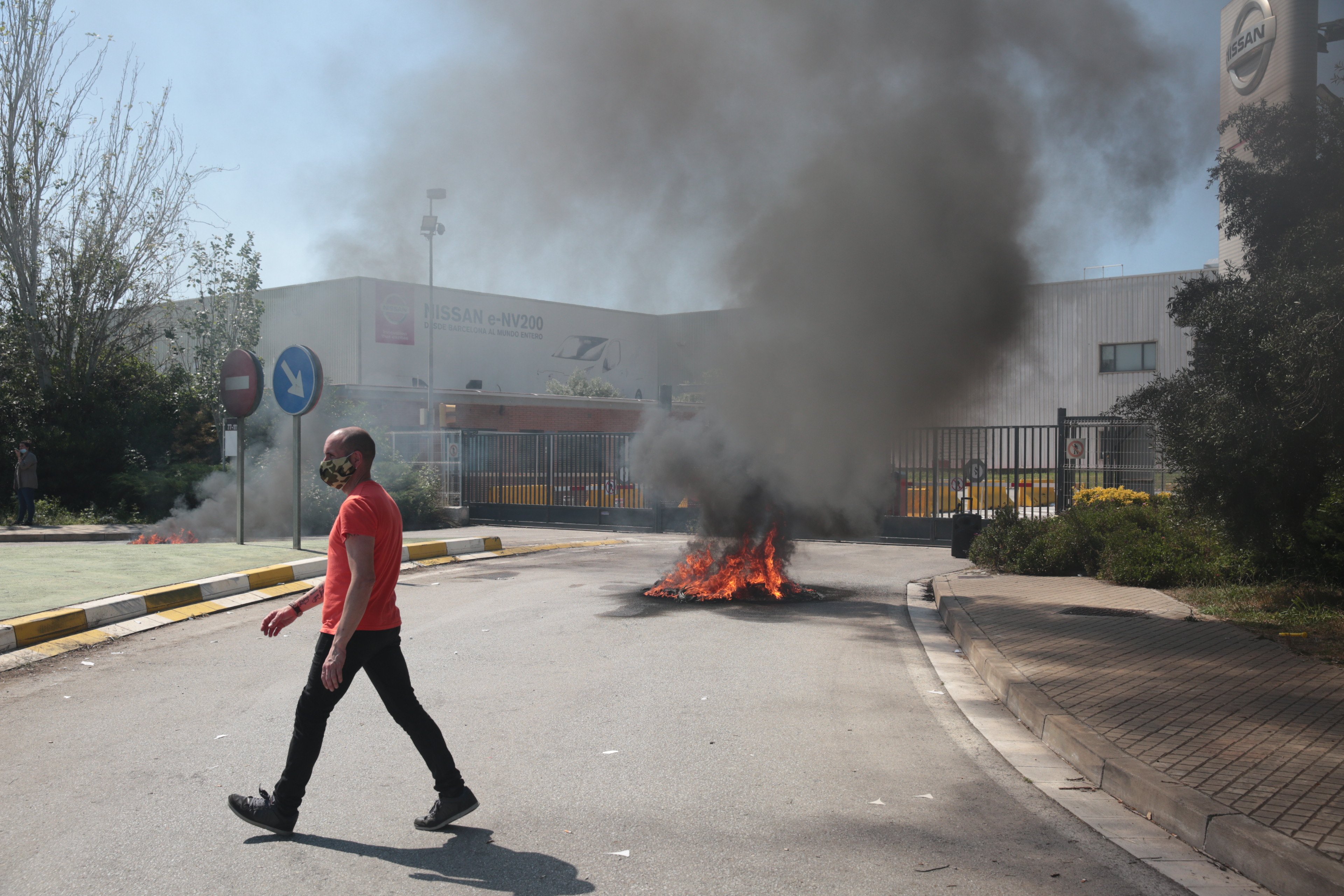 Treballadors de Nissan inicien la protesta: crema de pneumàtics i tall de vies