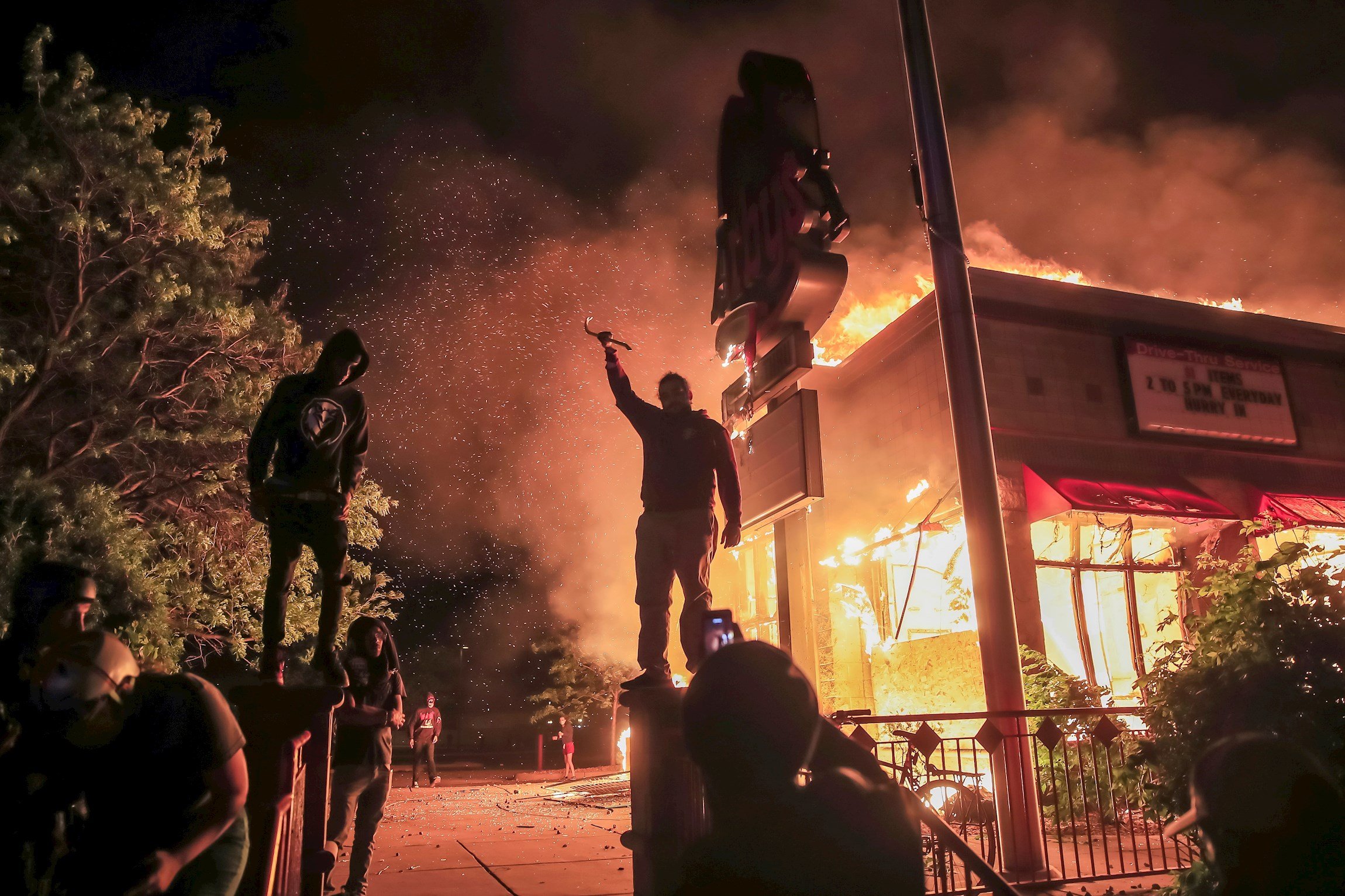 Crece la tensión en Mineápolis: arde una comisaria en las protestas