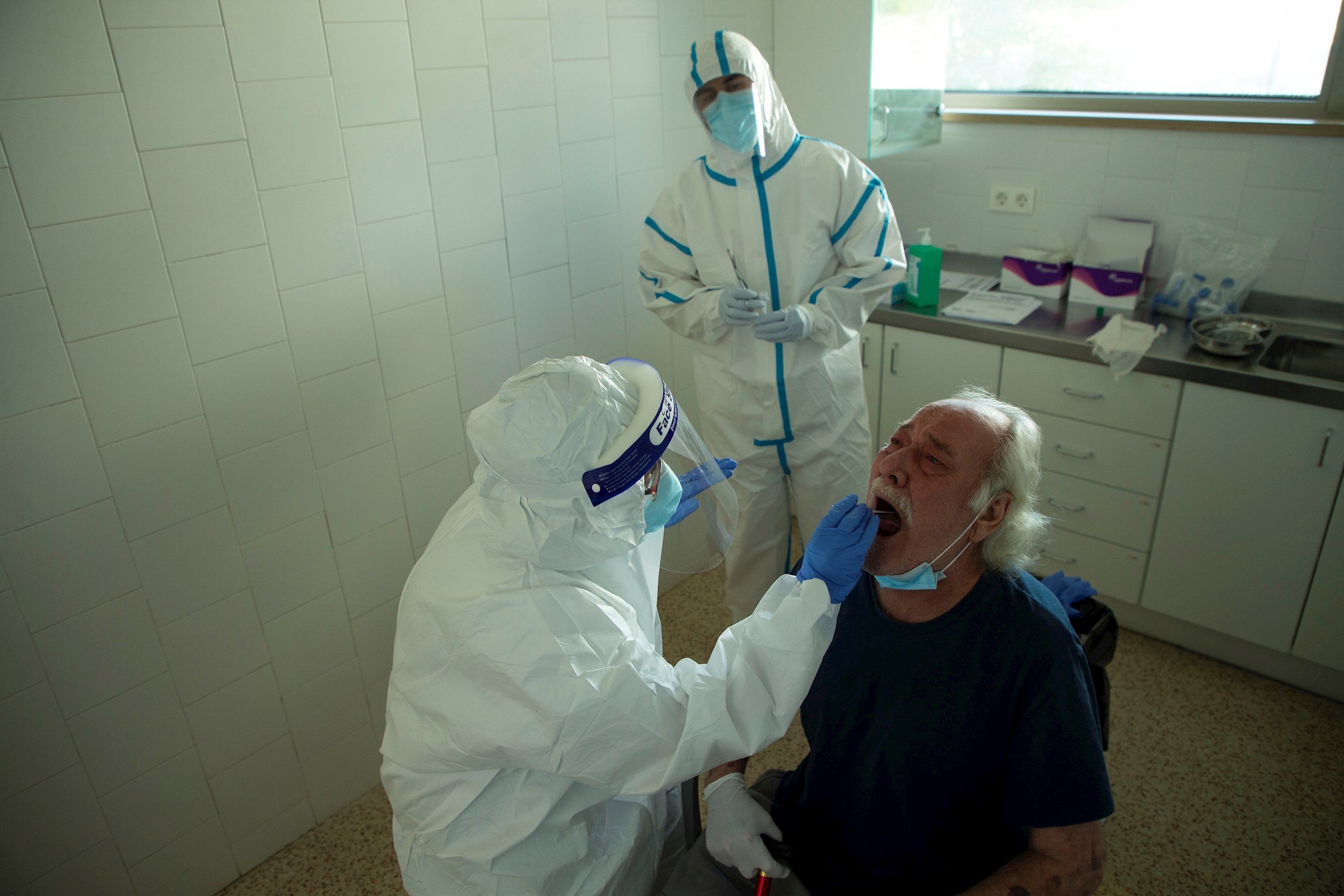 España todavía no hace test de coronavirus al 15% de casos sospechosos