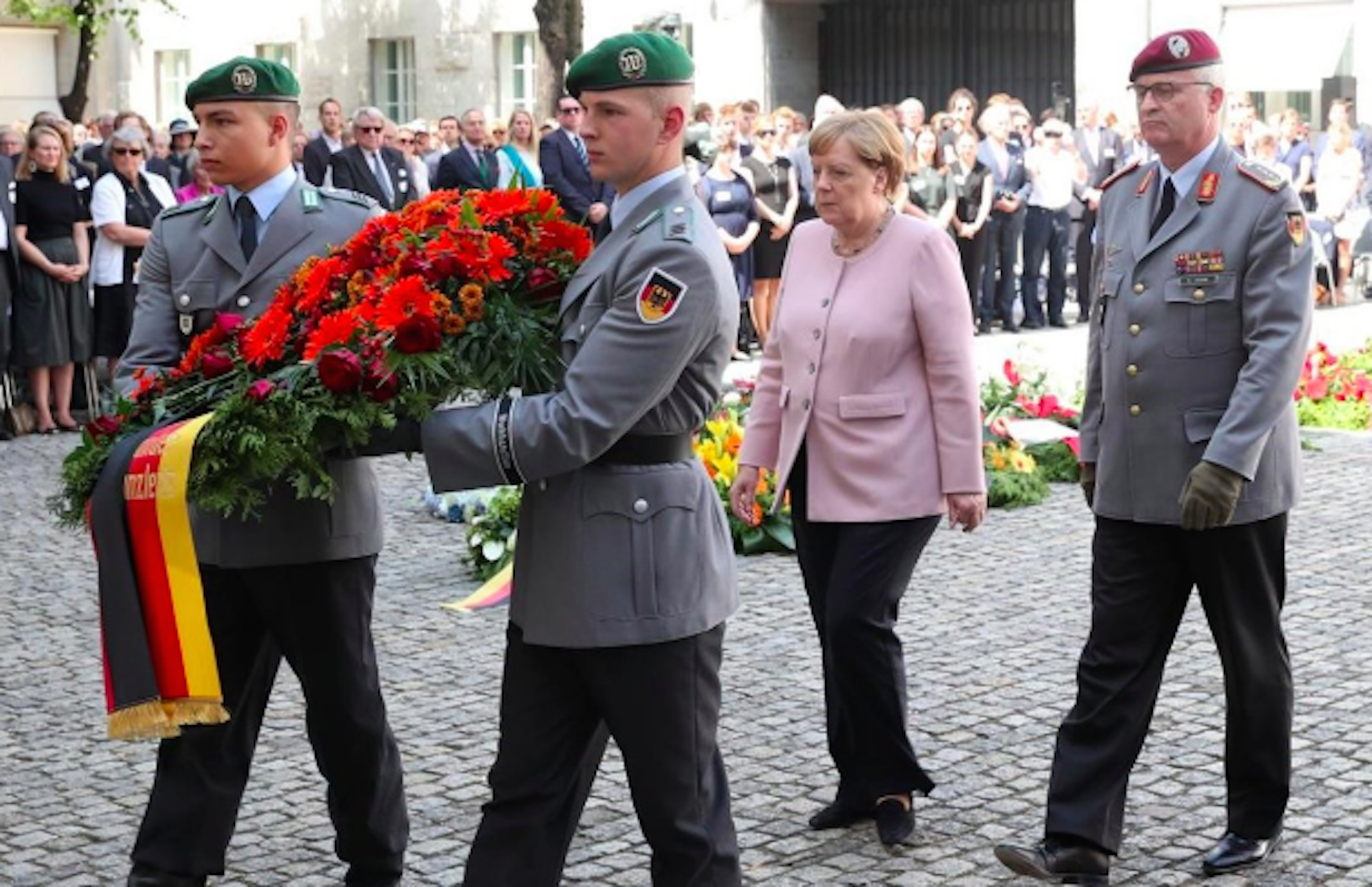 Merkel y Macron dejan en evidencia a Cayetana y hacen visible el peso franquista