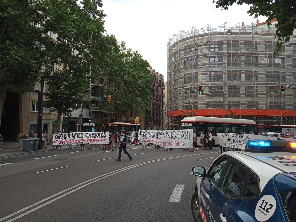VÍDEO | Gràcia se solidaritza amb els treballadors de Nissan a Catalunya