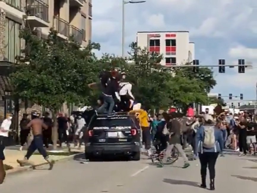 Així han assaltat un cotxe de la policia a Houston