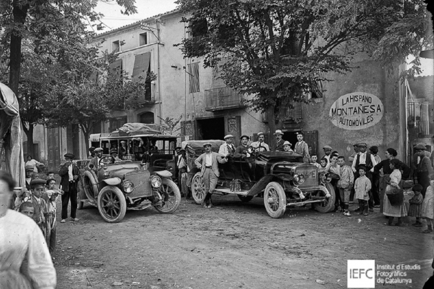 Dos automòbils i un omnibus Hispano Suiza, a Tremp (Pallars Jussà). Circa 1920. Font IEFC