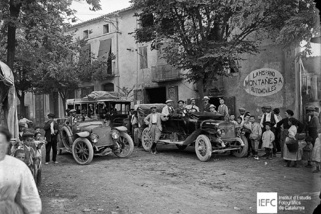 Dos automóviles y un omnibus Hispano Suiza, en Tremp (Pallars Jussà). Circa 1920. Font IEFC