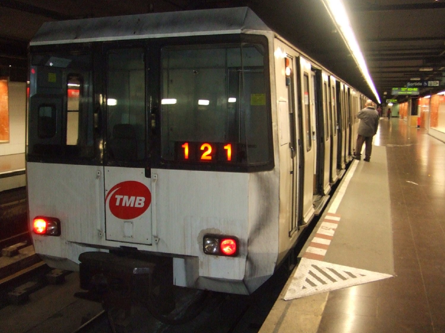 Uns grafiters aturen l'L5 del Metro de Barcelona