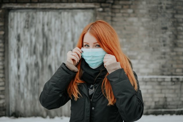 Mujer con mascarilla