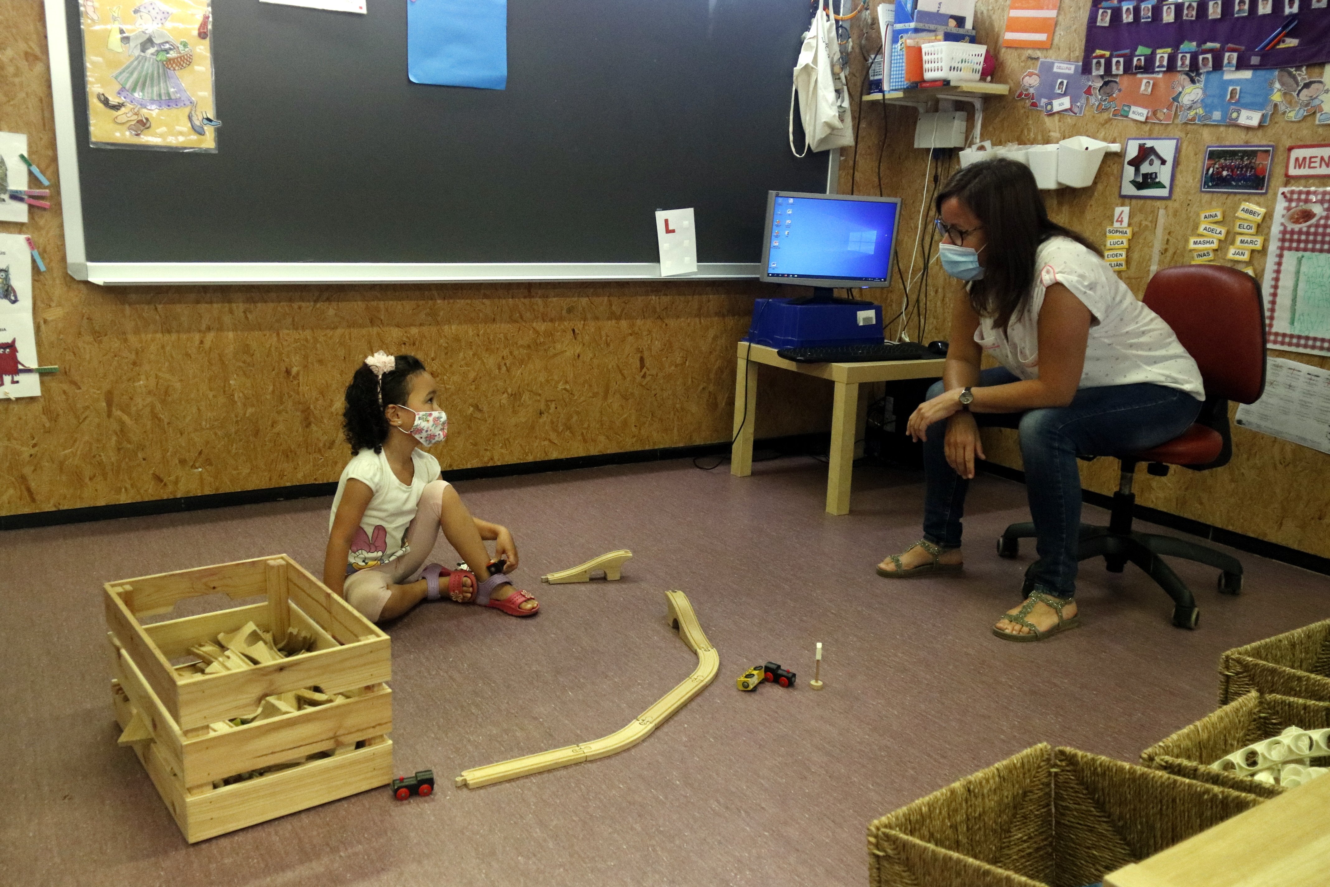 Mascarillas, gel y pocos niños: reabren algunos centros educativos en la fase 2