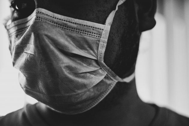 Mascarilla blanco y negro