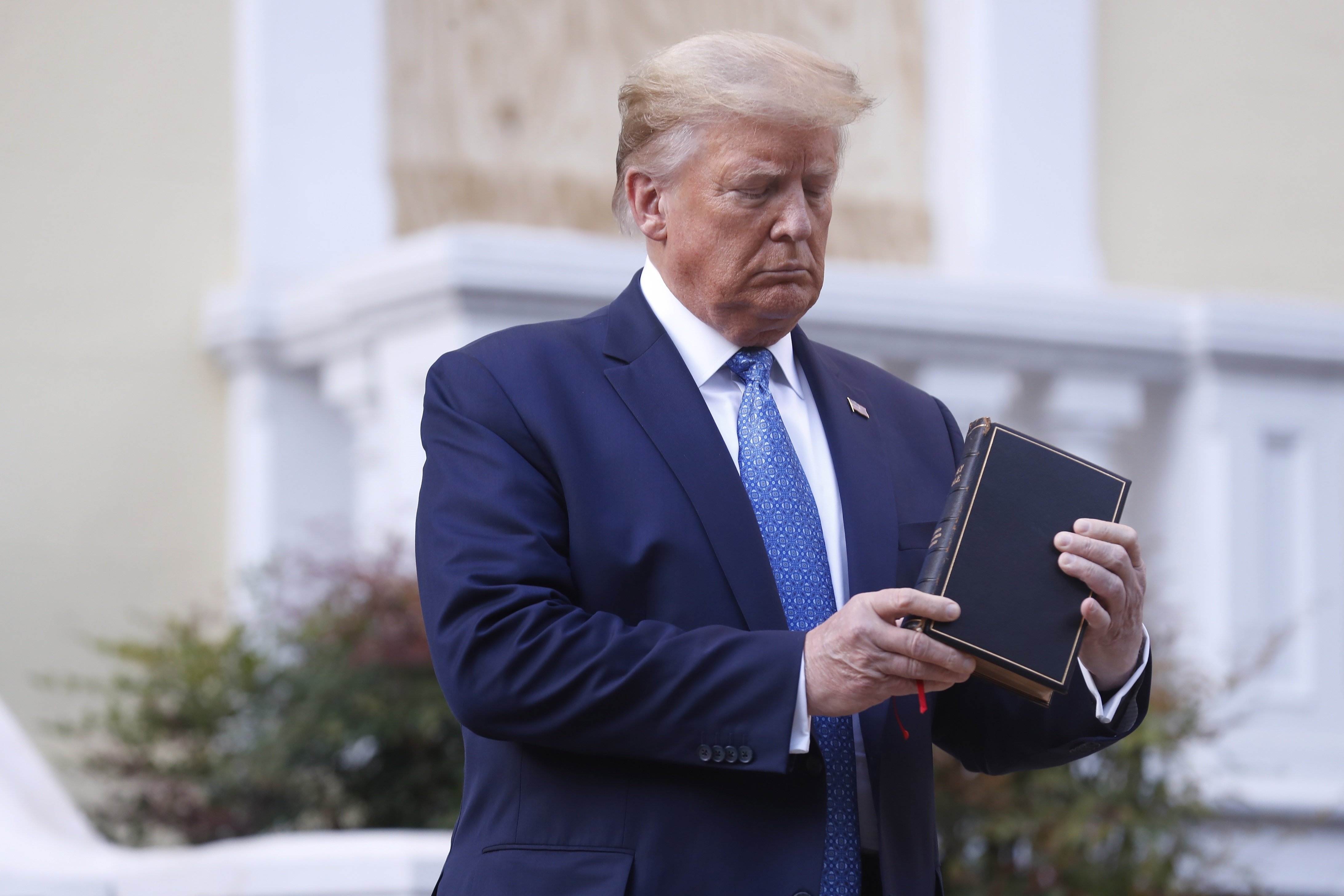 Trump dispersa una protesta per fer-se una foto amb la bíblia a una església