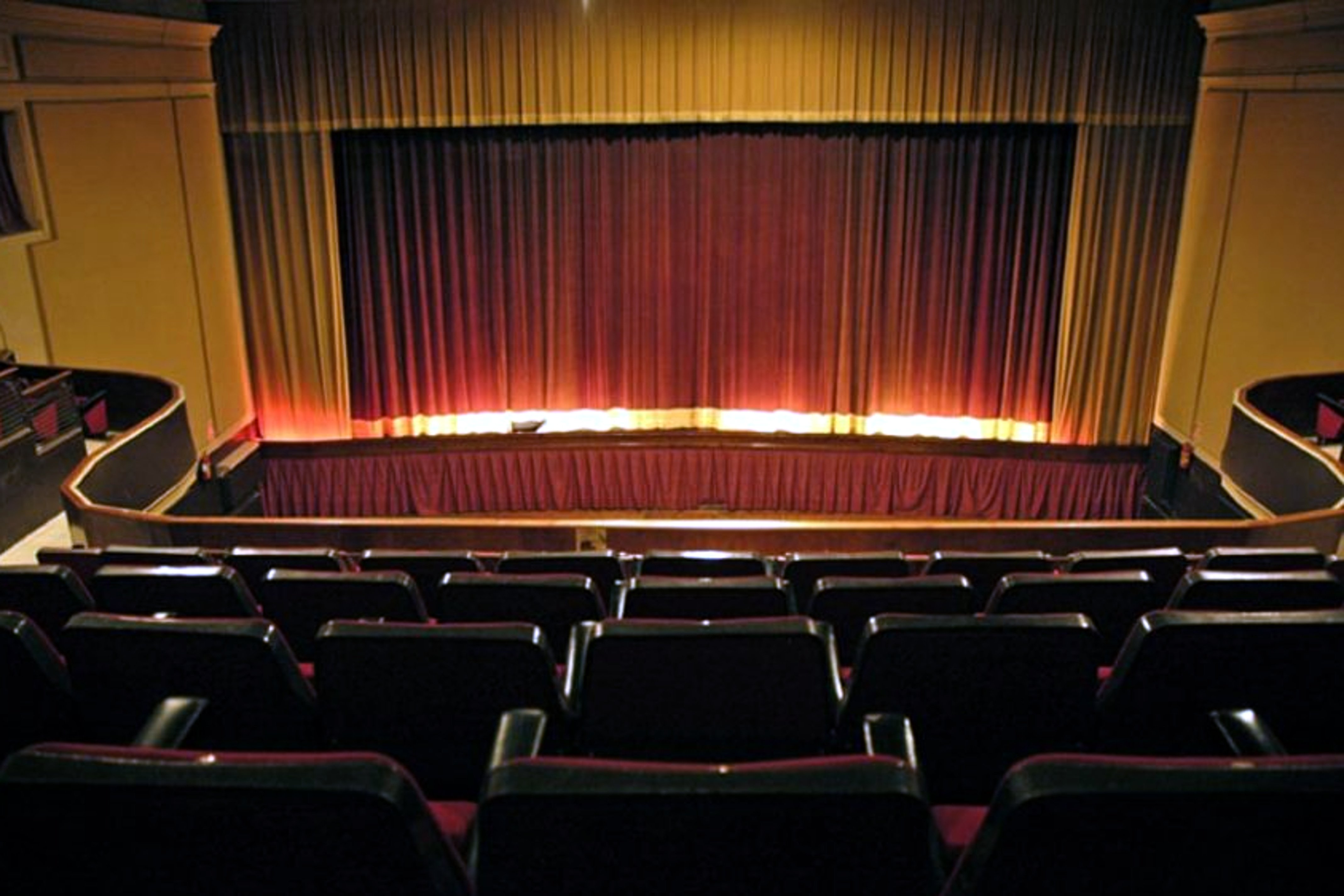 El TSJC aprueba reabrir los cines y gimnasios de Barcelona