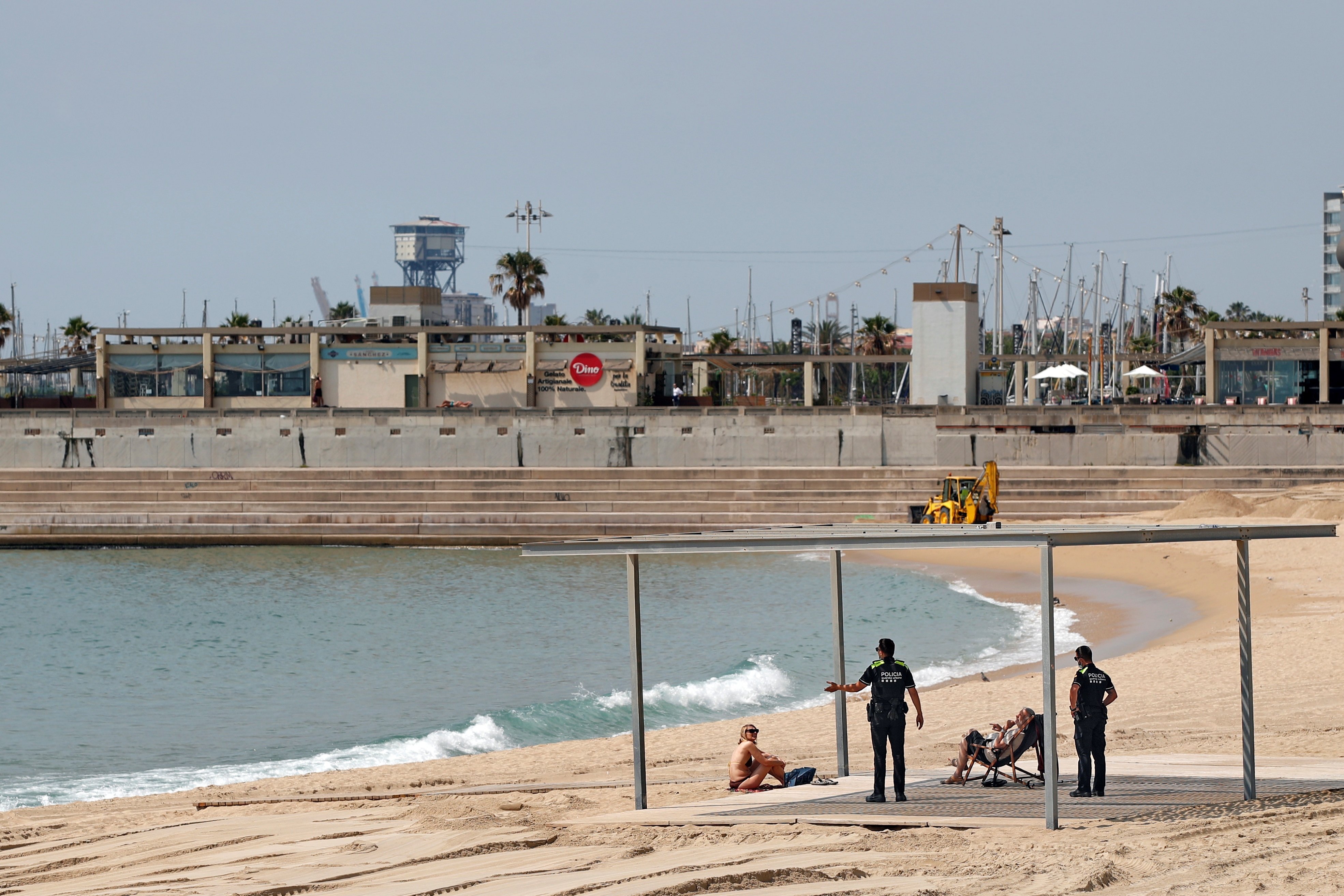 El baño en las playas de Barcelona, permitido a partir de la fase 2