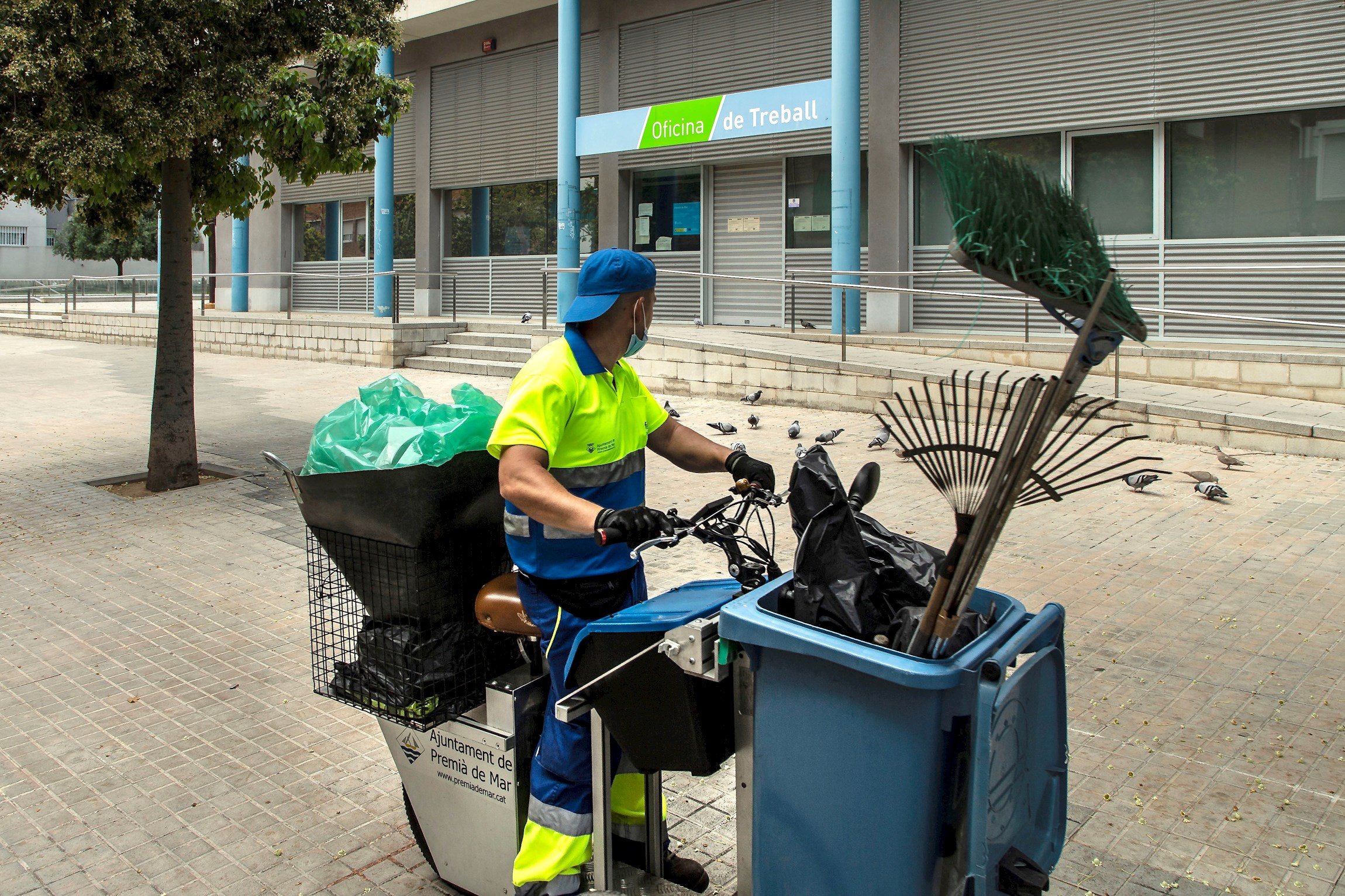 El paro baja en julio en 89.849 personas en España