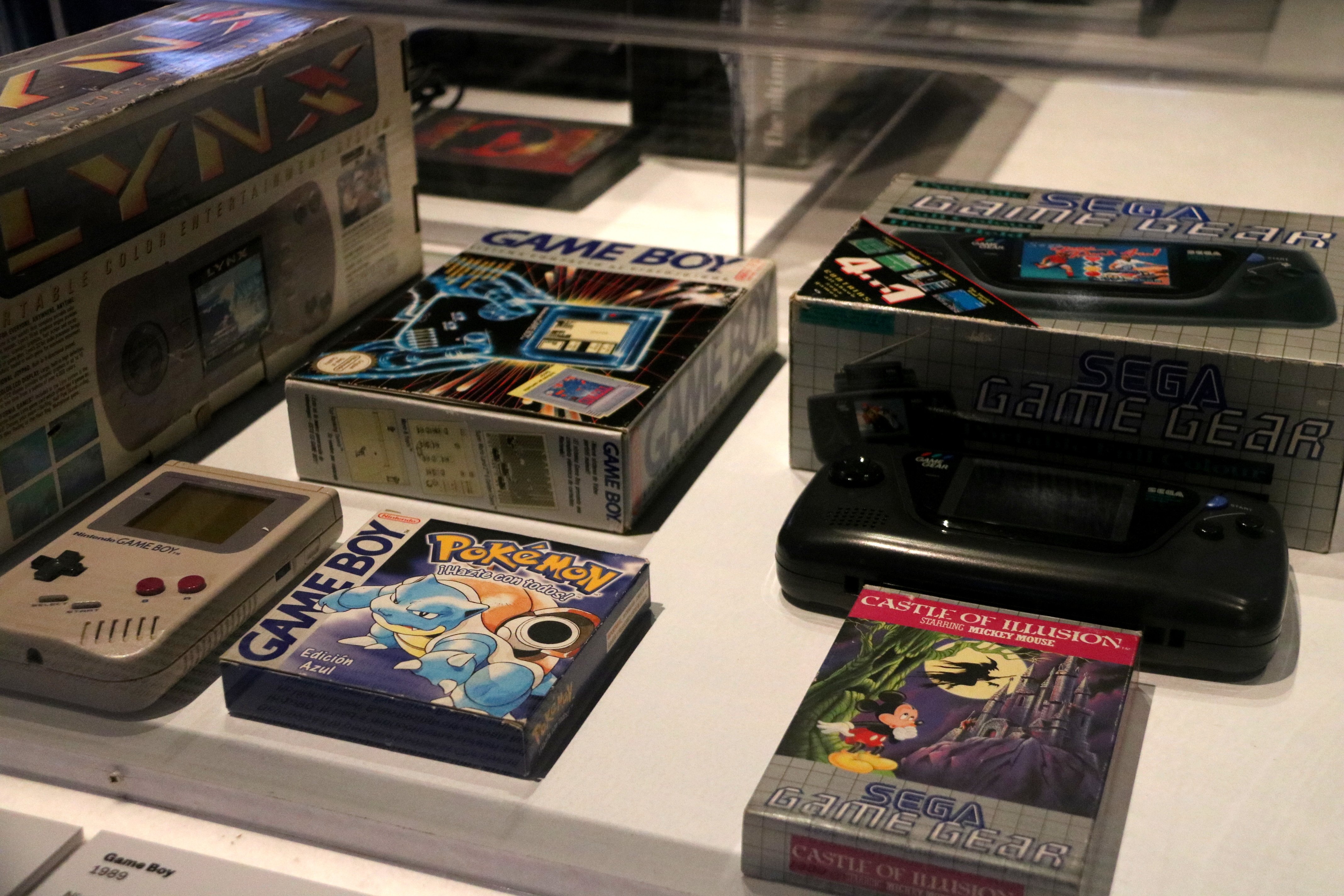 Pla al detall d'algunes de les videoconsoles que es mostren a l'exposició del CCCB 'Gameplay. Cultura del videojoc' ACN