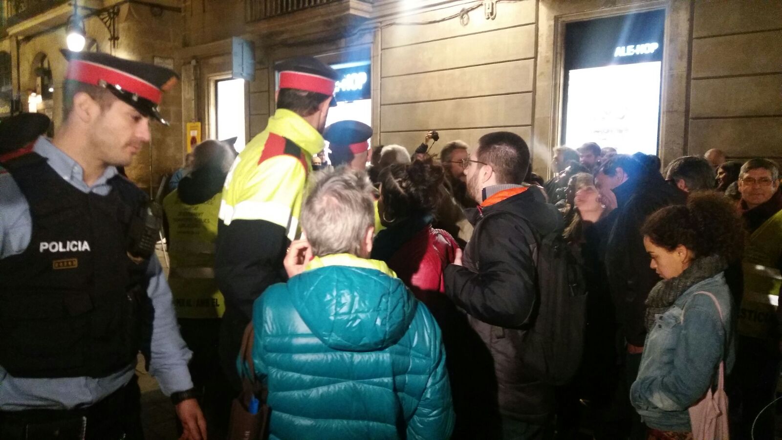 Una trentena de persones reben Felip VI amb crits de "ladrones"