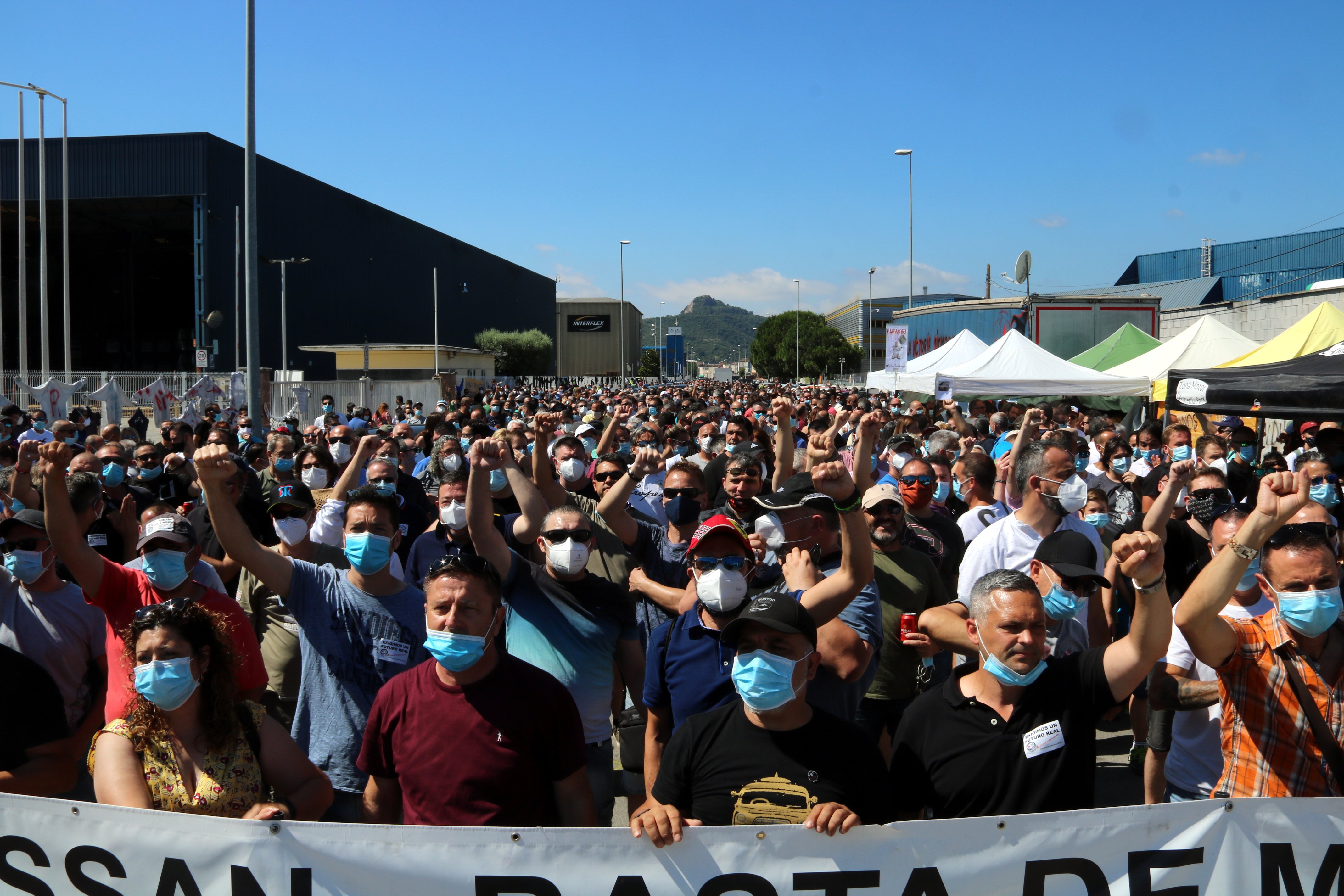 Escrache de los trabajadores de Nissan ante la residencia de Frank Torres