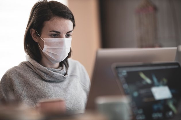 chica trabajando con mascarilla unsplash