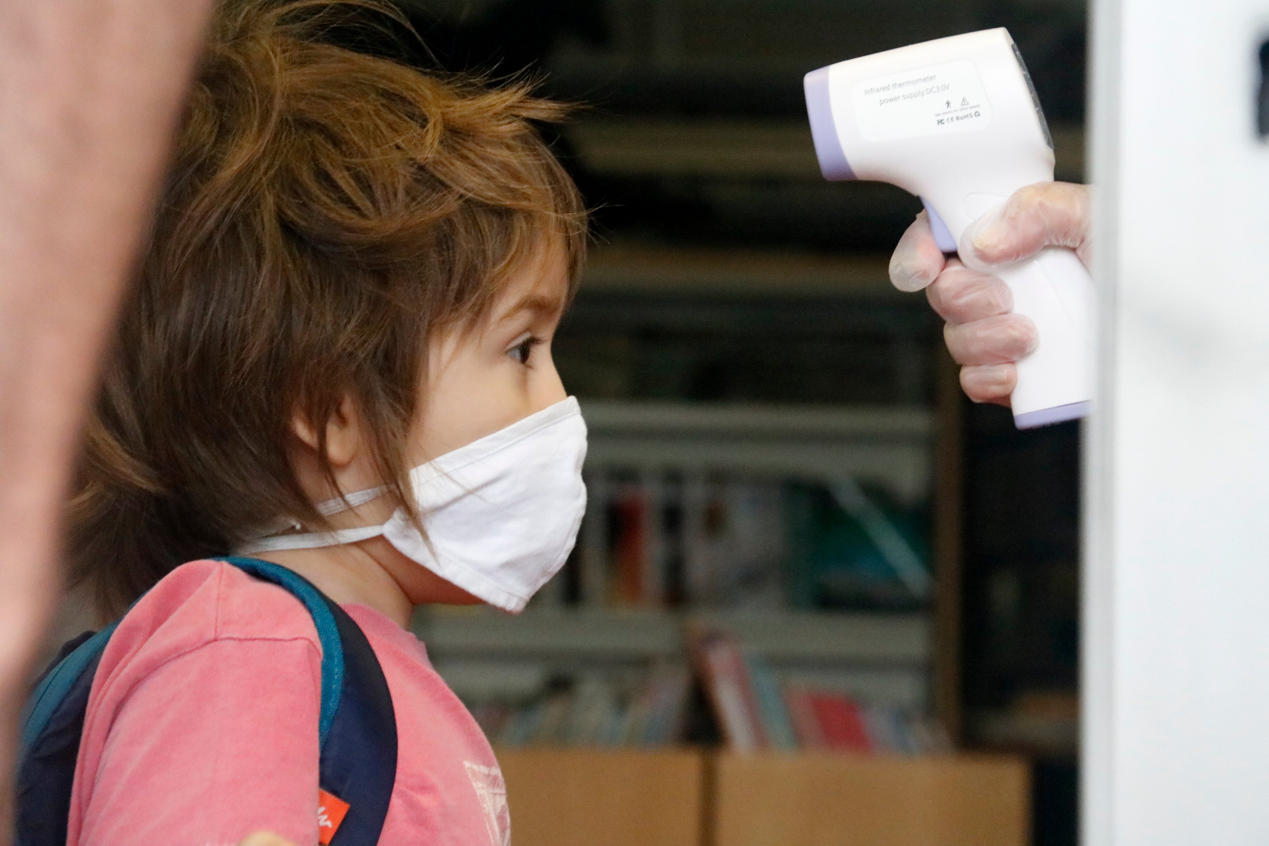 Entradas escalonadas, controles de temperatura y gel: así se vuelve a la escuela