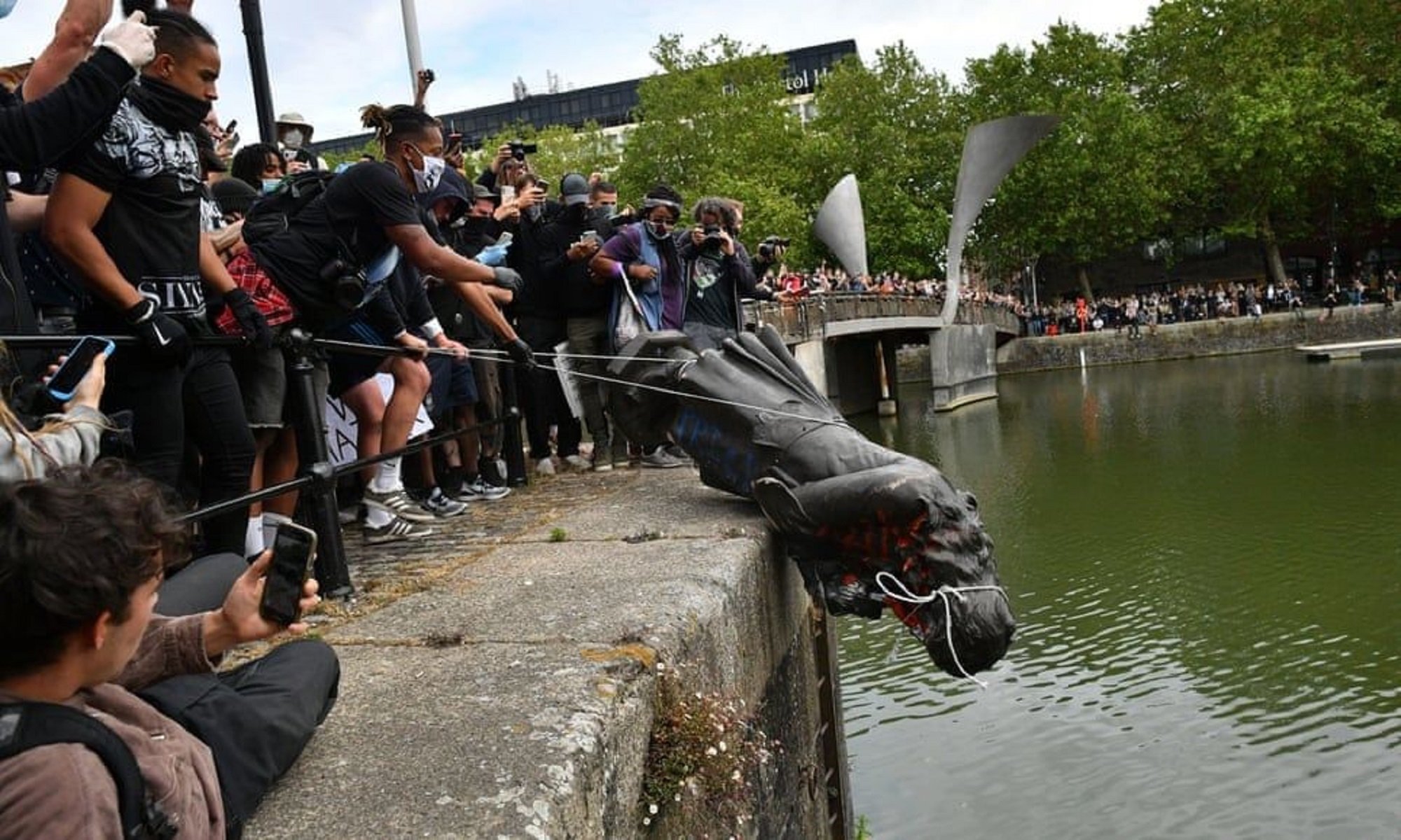 VÍDEO | Así han derribado la estatua de un esclavista en Bristol