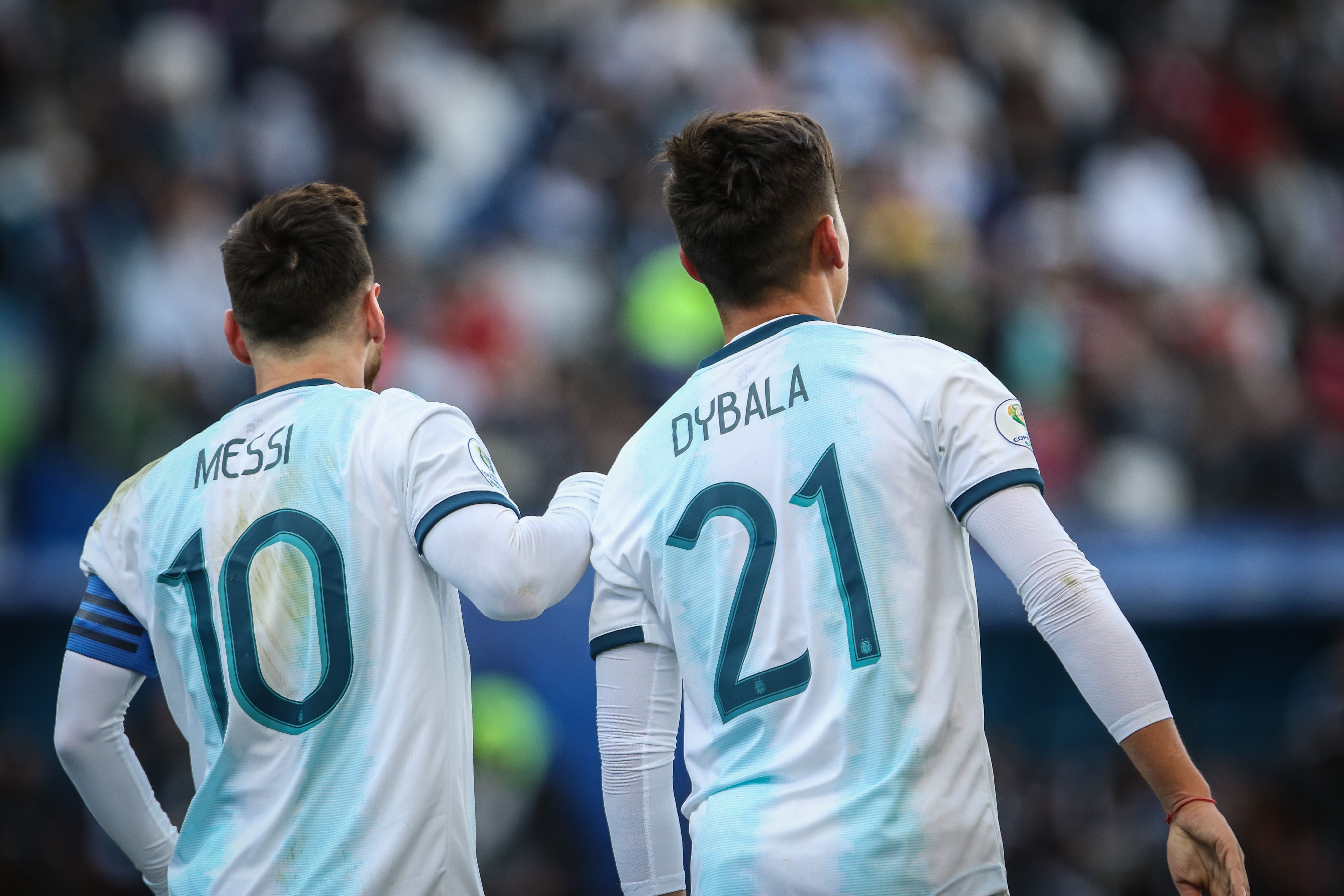 Dybala: "Sería bonito jugar con Messi en el Barça"